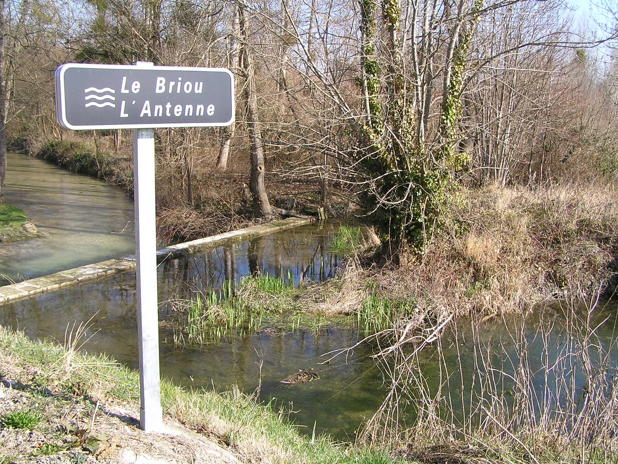 Photo showing: l'antenne et le Briou se rejoignent à Prignac