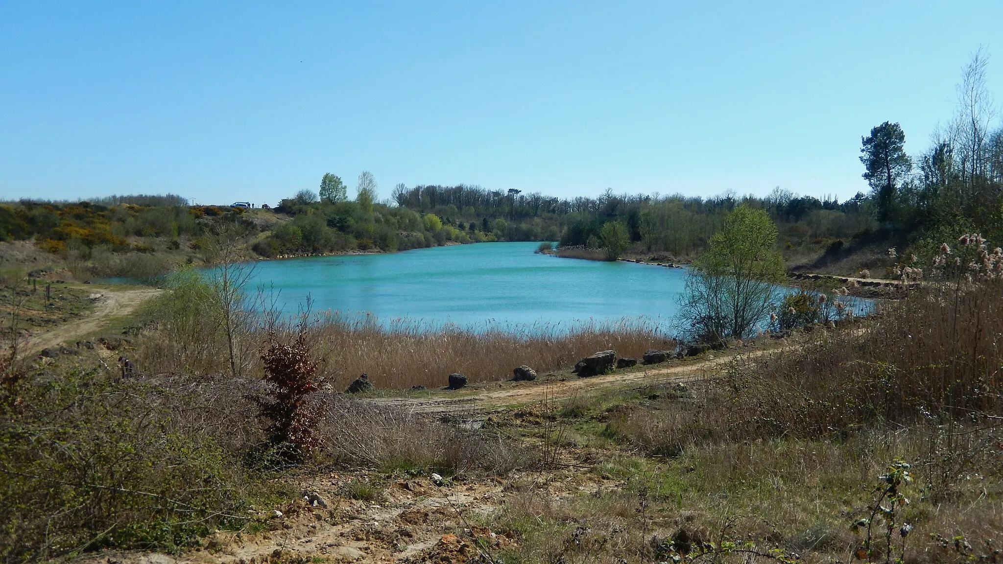 Photo showing: Un lac situé à Achingeay,(Charente-Maritime, France). Les anciennes carrières d'ambre situées sur ce lieu sont devenues aujourd'hui un lieu de promenade.