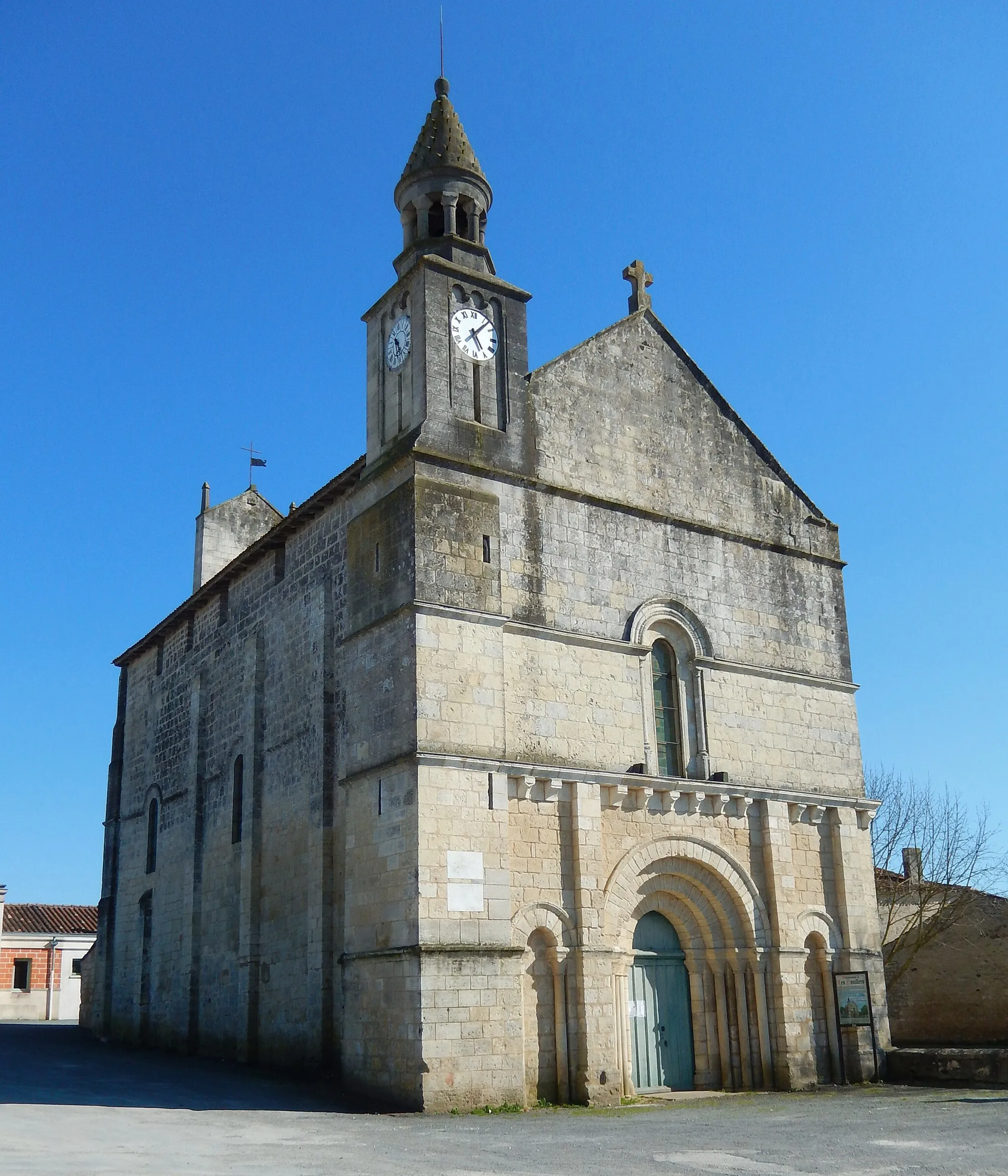 Photo showing: L'église Saint-Pierre dans le village des Nouillers (Charente-Maritime, France).
