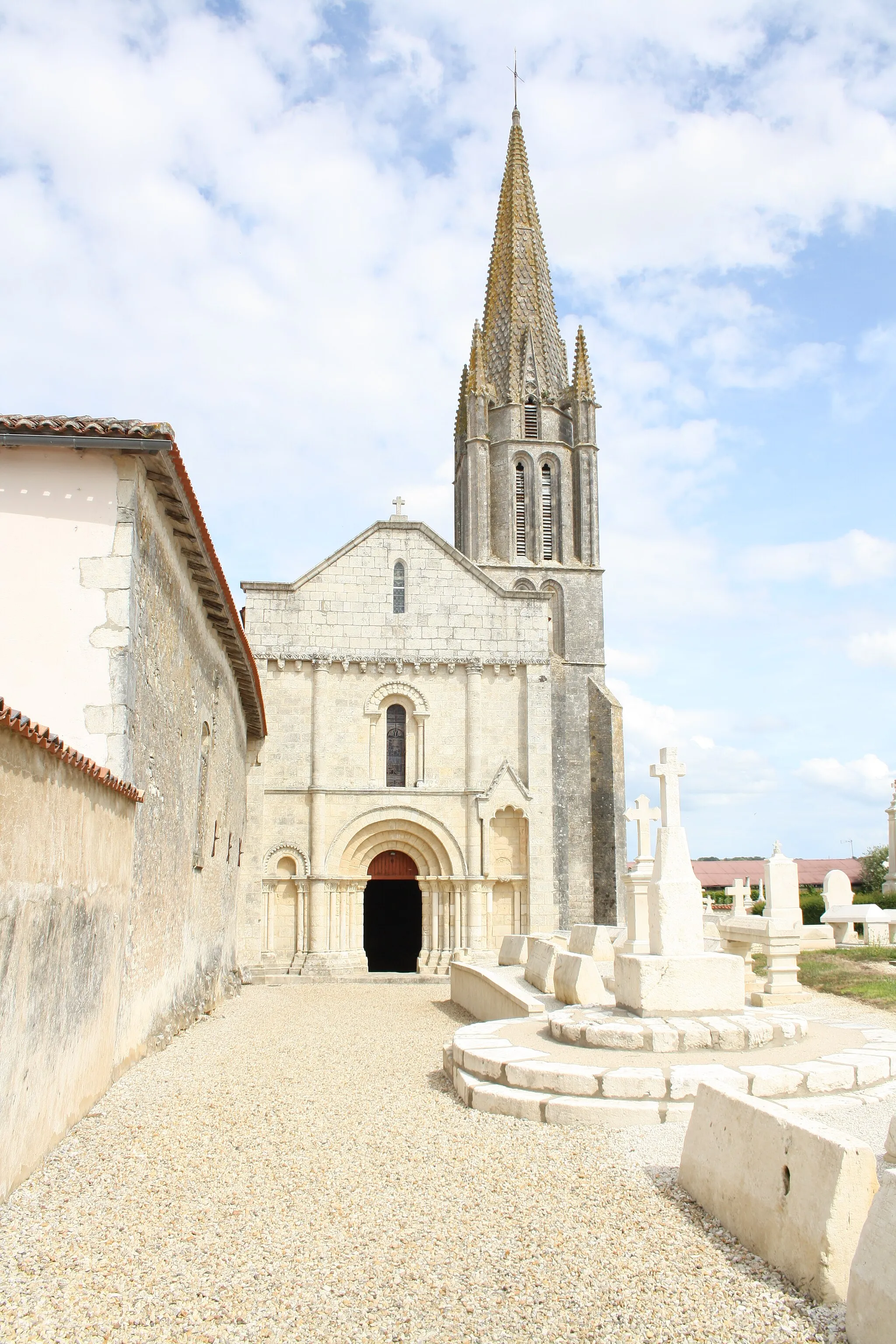 Photo showing: Église Saint-Sauveur de Bignay (Charente-Maritime, France).