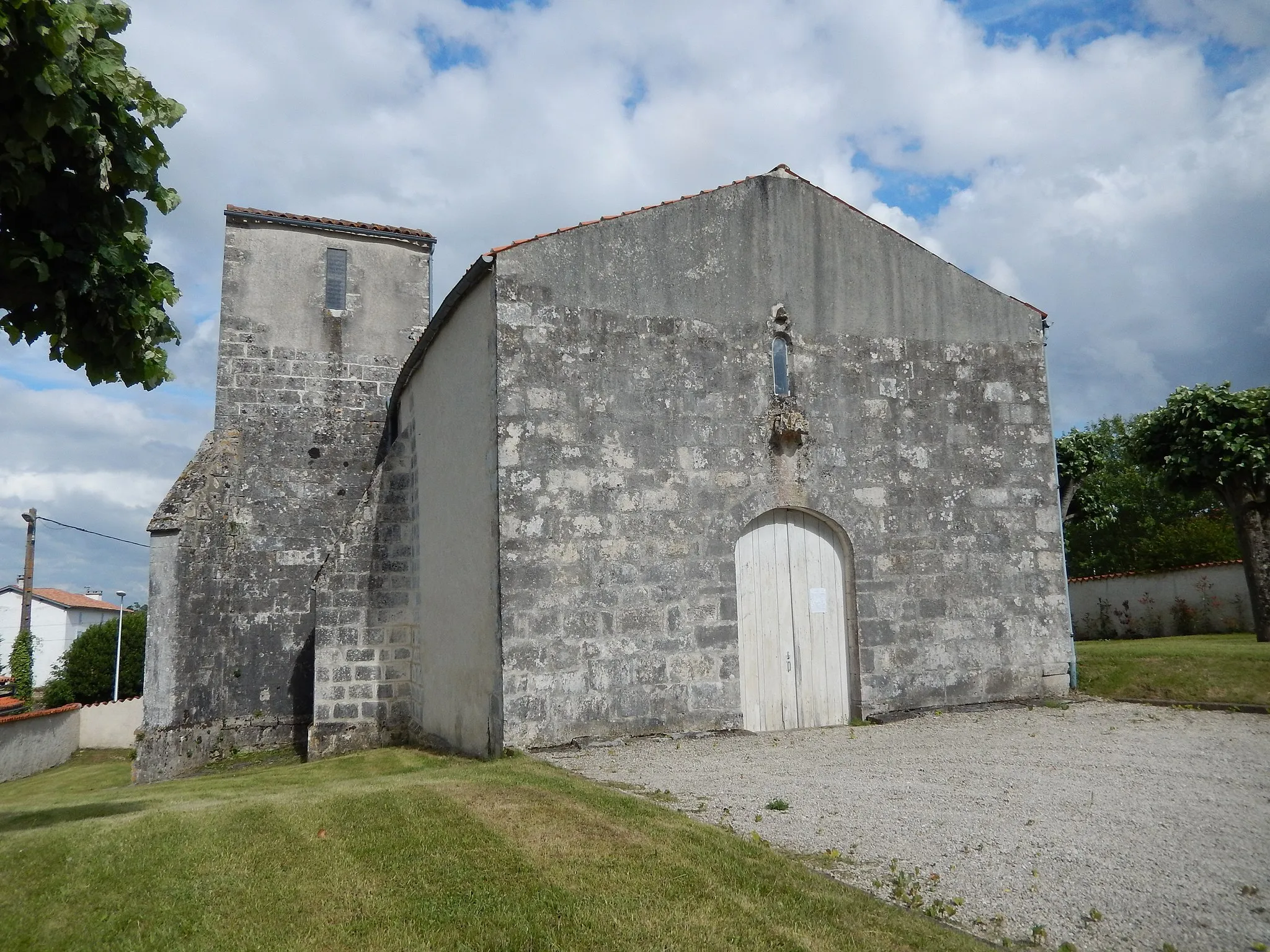 Photo showing: L'église de la Nativité de la Vierge, située à Ternant (Charente-Maritime, France).