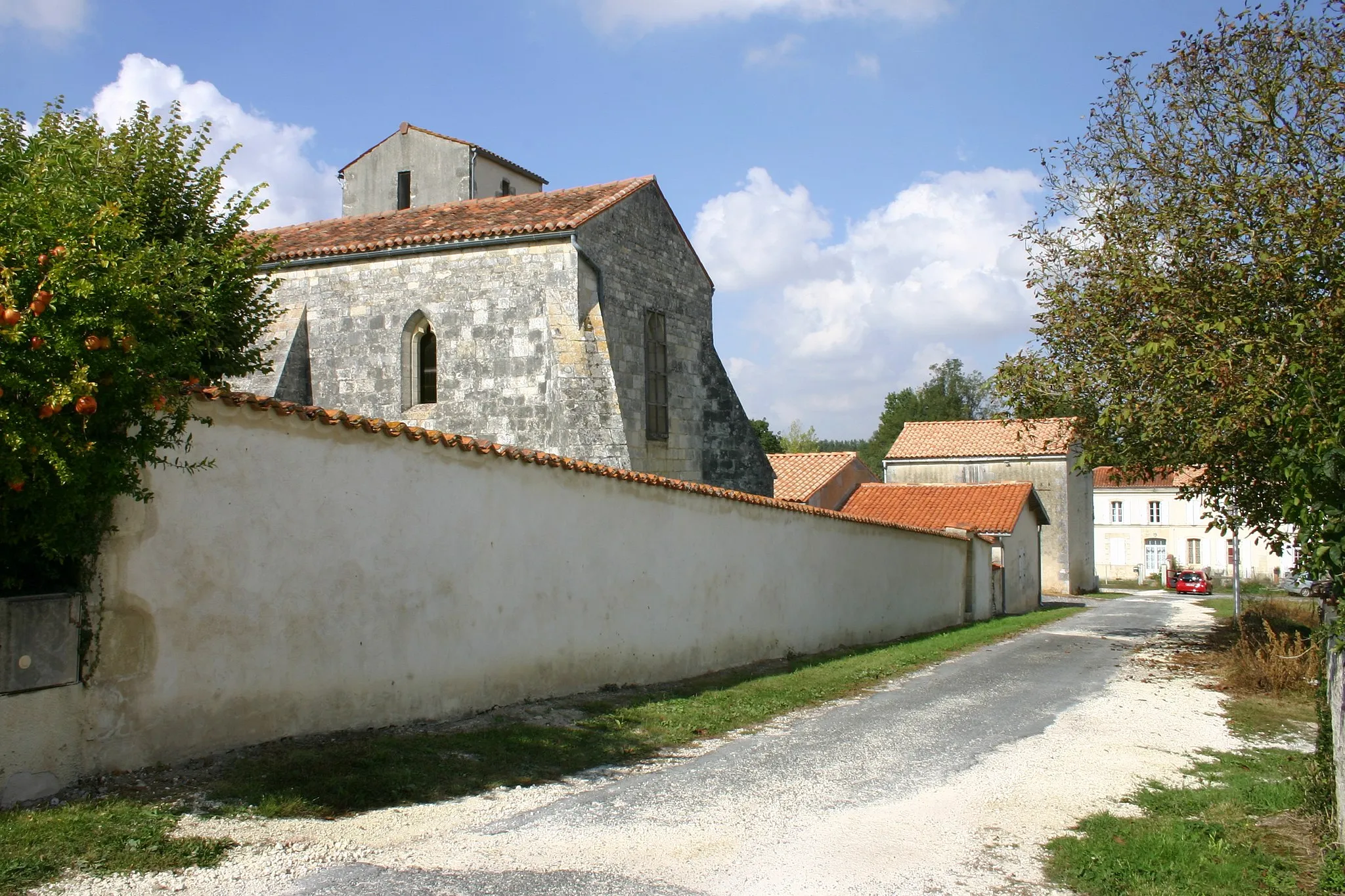 Photo showing: Derrière l'église de Ternant (Charente-Maritime)