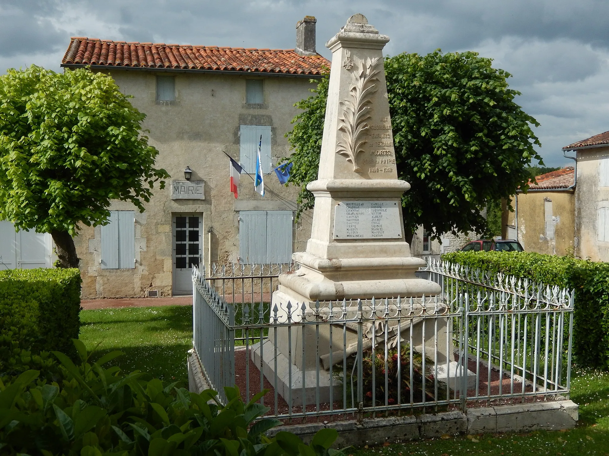 Photo showing: La mairie et le monument aux morts de la commune française de Ternant (Charente-Maritime).