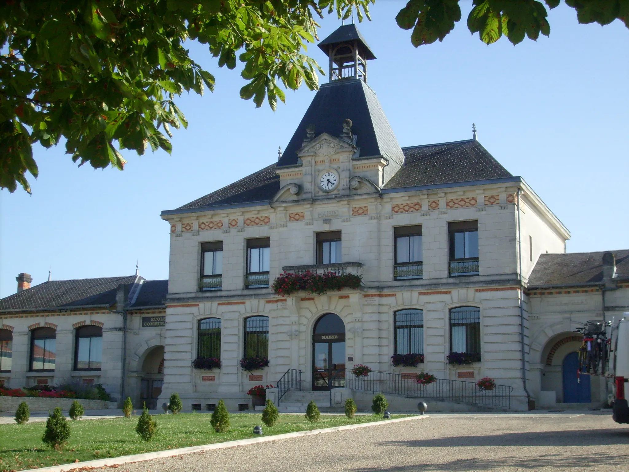 Photo showing: Hôtel de ville de Chérac