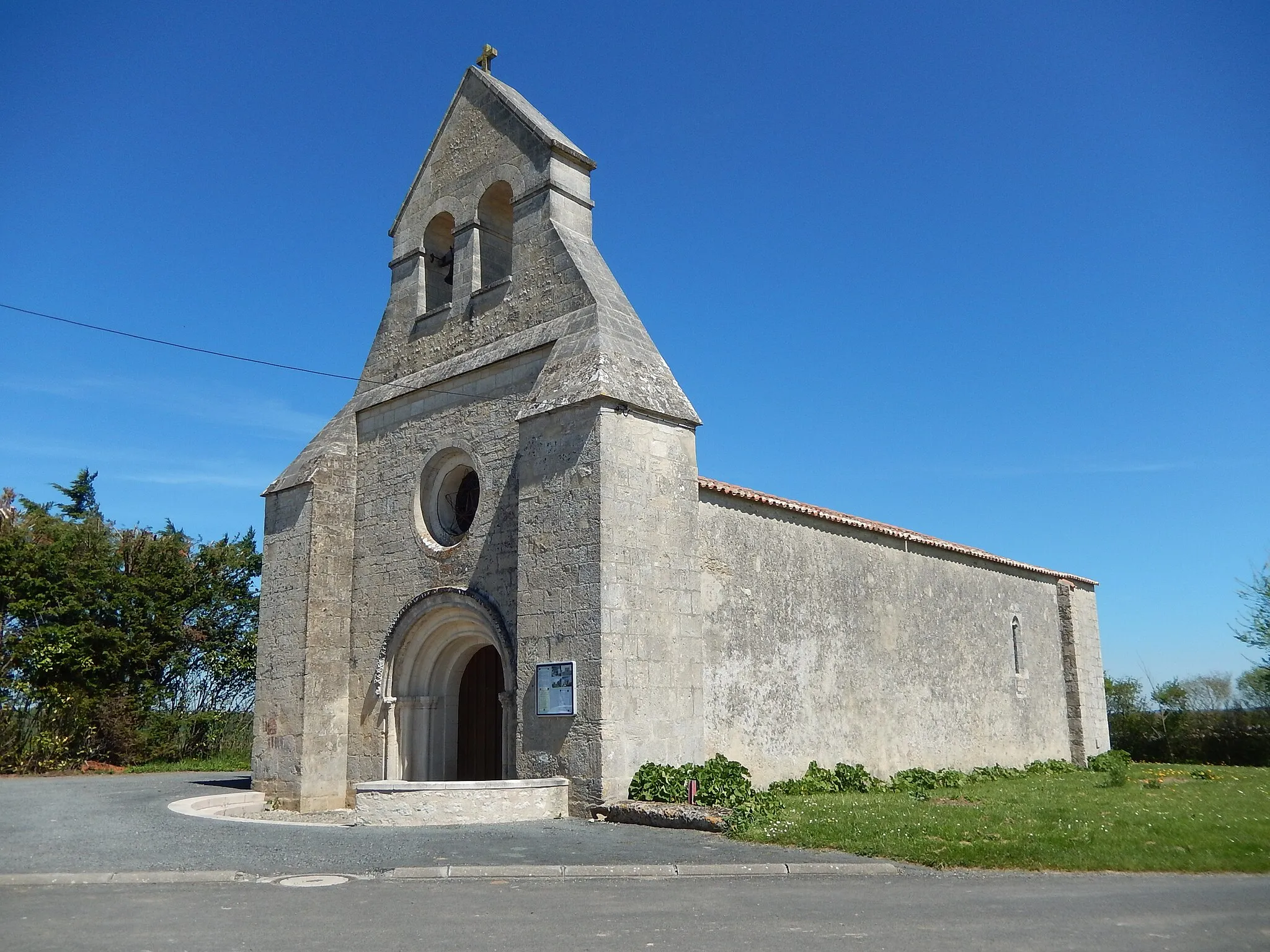 Photo showing: L'église Saint Laurent, construite au douzième et au quatorzième siècles, tombée en ruines depuis la chute du clocher en 1936, puis inscrite à l'inventaire des monuments historiques en 1948, et finalement restaurée jusqu'en 2005.