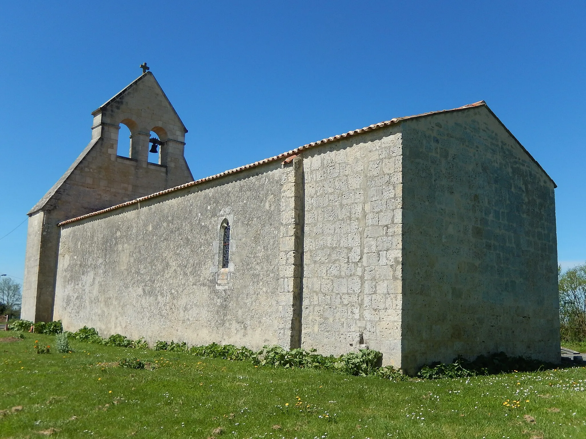 Photo showing: L'église Saint Laurent, construite au douzième et au quatorzième siècles, tombée en ruines depuis la chute du clocher en 1936, puis inscrite à l'inventaire des monuments historiques en 1948, et finalement restaurée jusqu'en 2005.