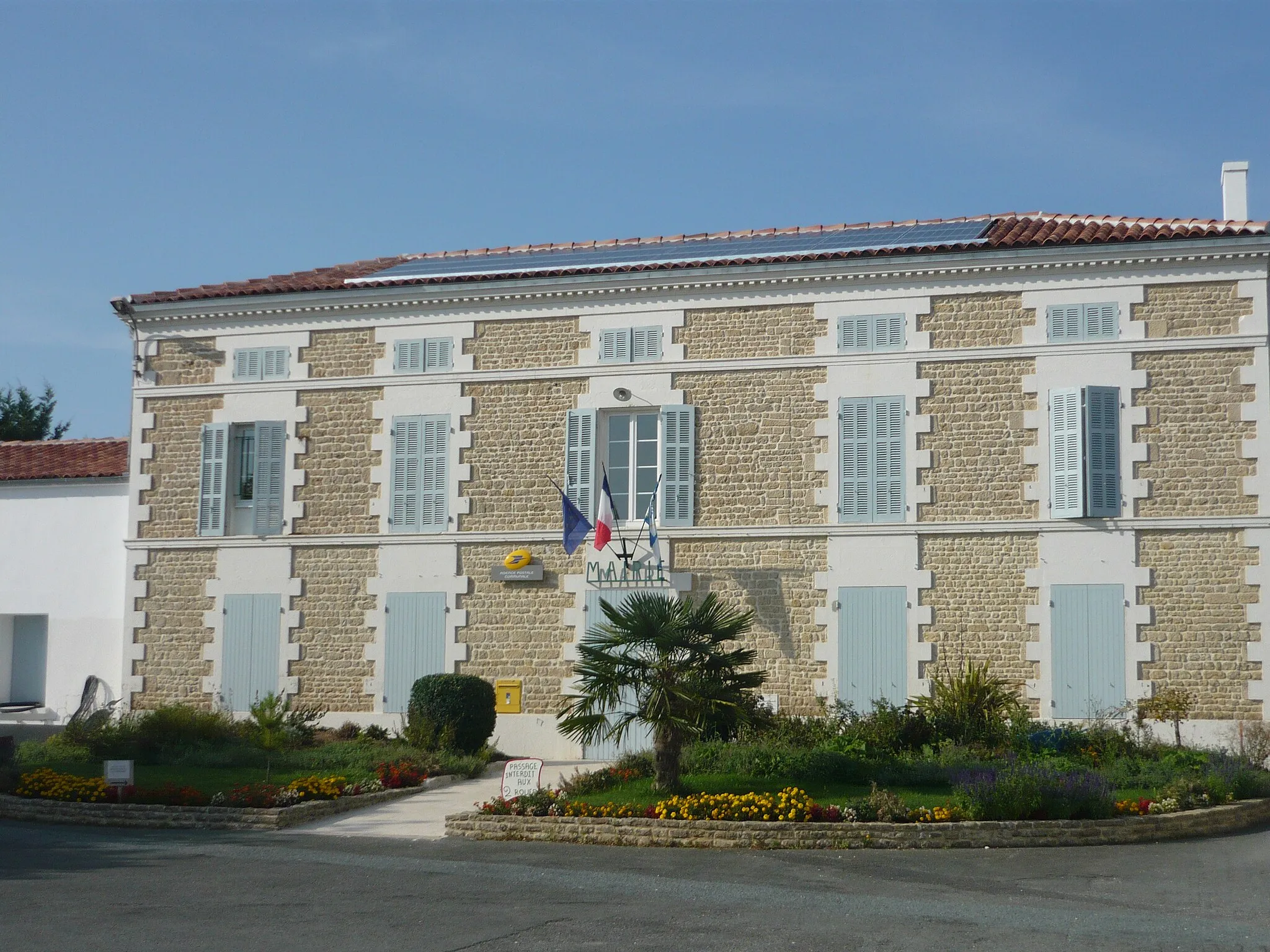 Photo showing: Town Hall, Migré, Charente-Maritime