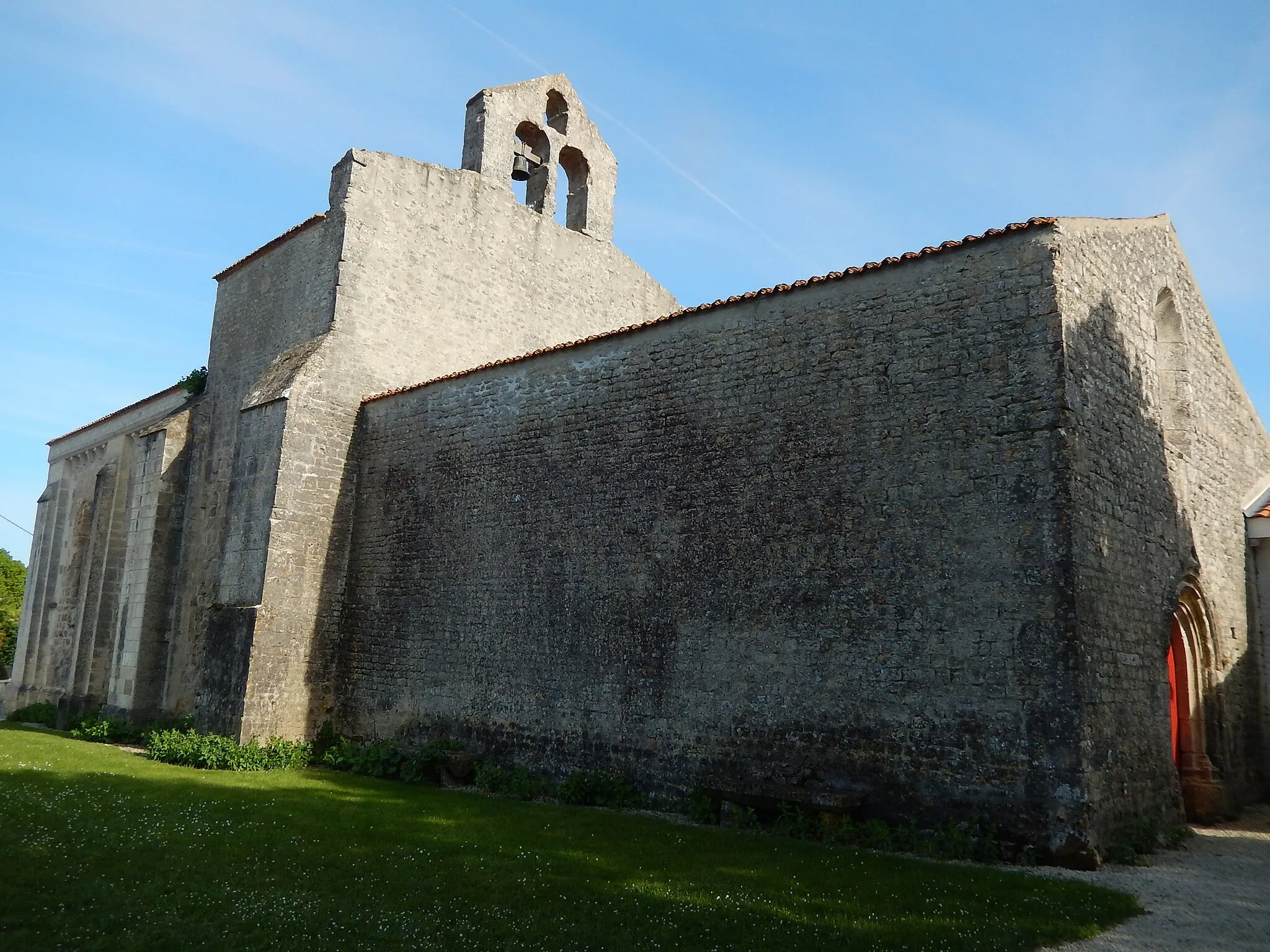 Photo showing: L'église Saint-Révérend de La Croix-Comtesse (Charente-Maritime, France). Façades nord et ouest.