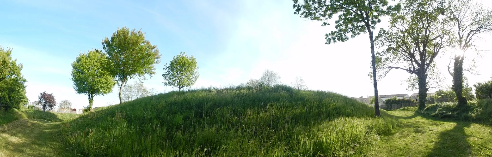 Photo showing: Ce qu'il reste de la motte féodale de La Croix-Comtesse (Charente-Maritime, France). Photo prise en mode panoramique.