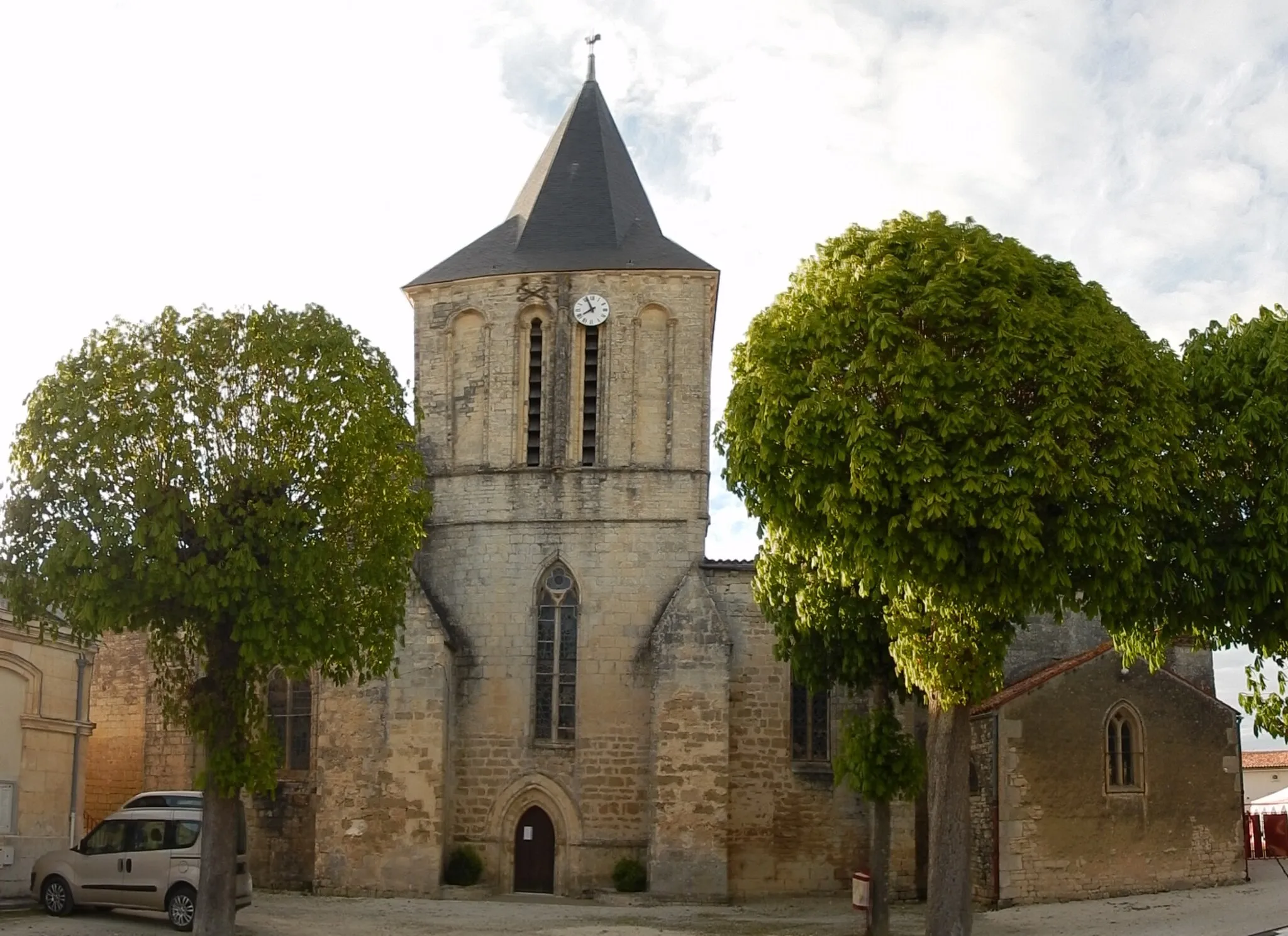 Photo showing: L'église Notre-Dame de l'Assomption, de style gothique, située à Villeneuve-la-Comtesse (Charente-Maritime, France). [Image issue d'une photo panoramique.]