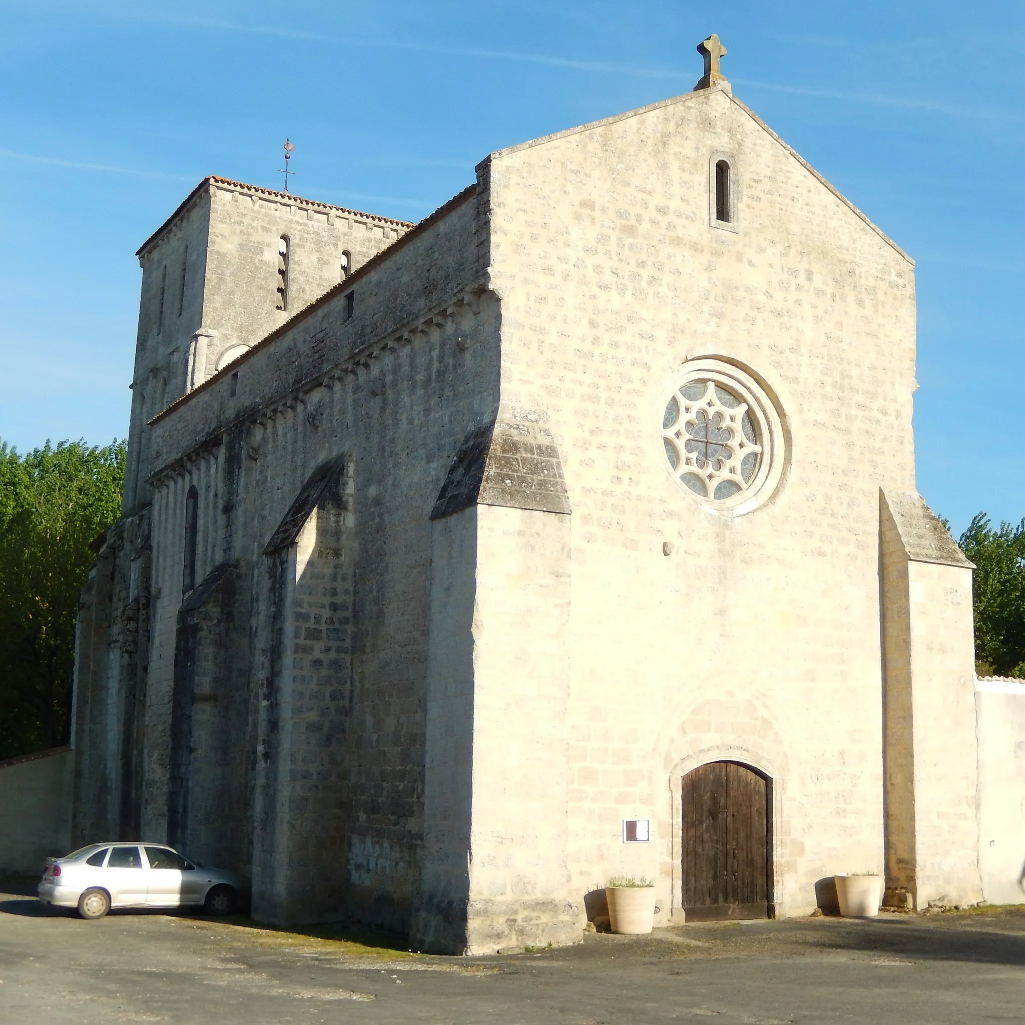 Photo showing: L'église Notre-Dame de l'Assomption, vue par sa façade ouest, à Dœuil sur le Mignon (Charente-Maritime, France).