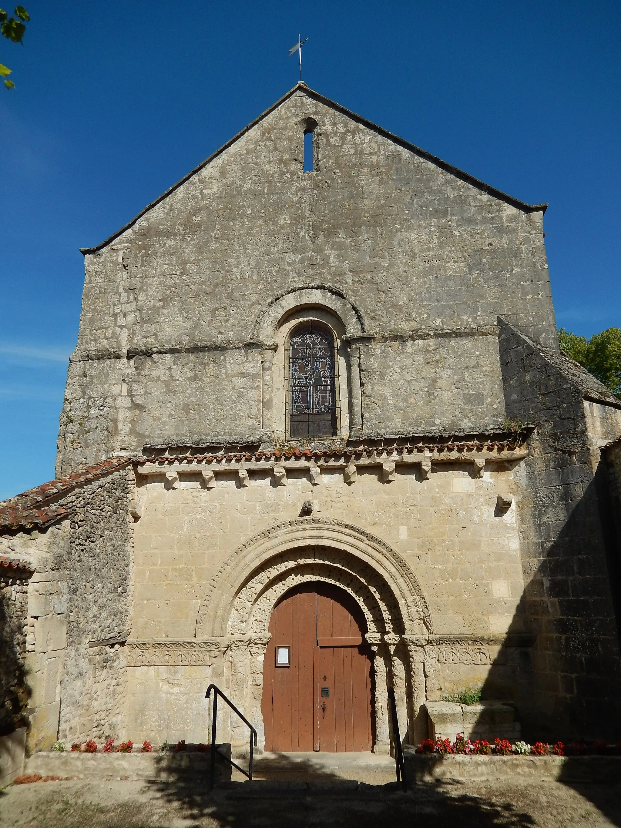 Photo showing: La façade de l'église Saint-Pierre de Lozay, édifice roman construit au douzième siècle.