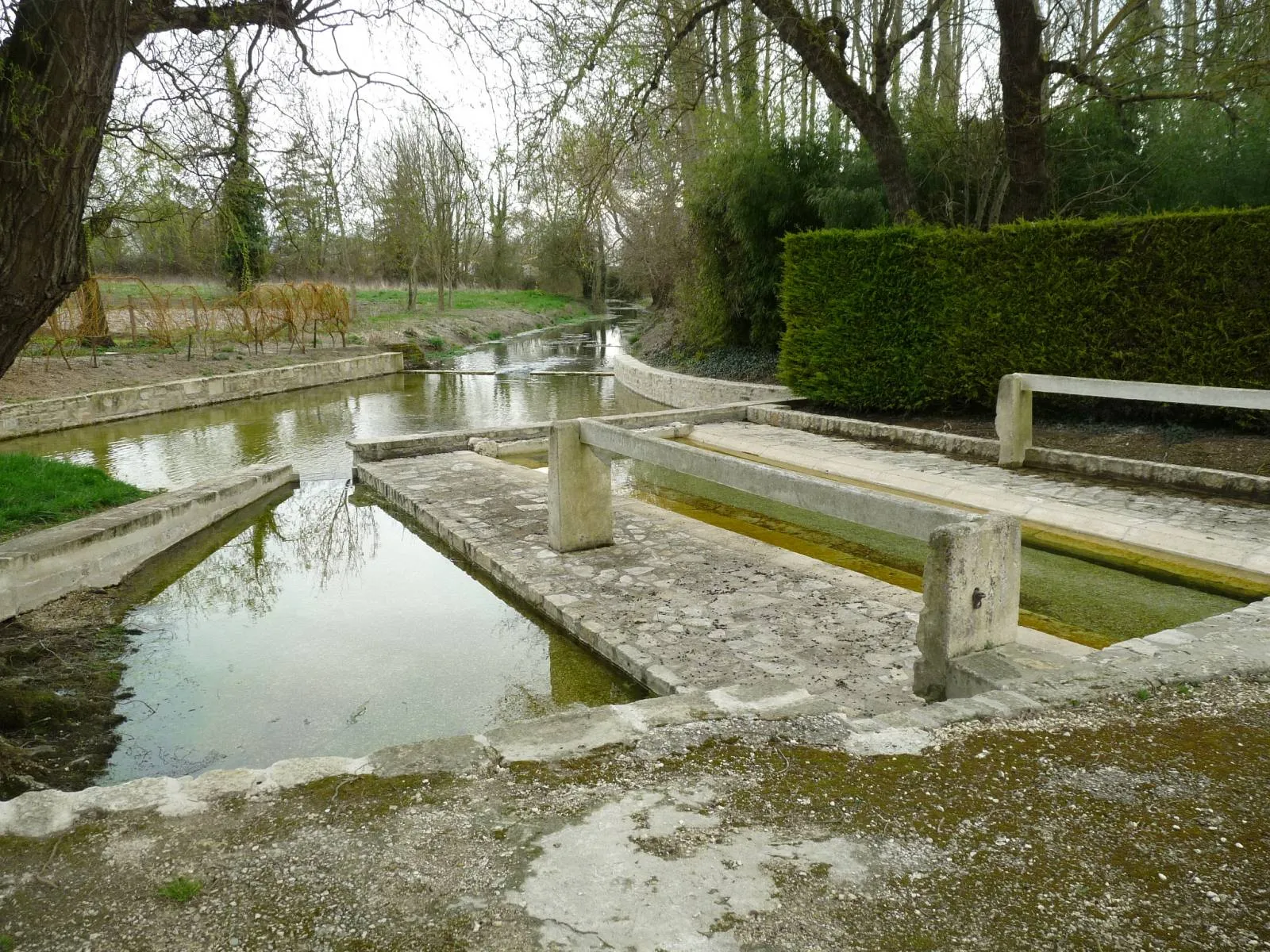 Photo showing: lavoirs et fontaine de Brie-sous-Matha, Charente-Maritime, France