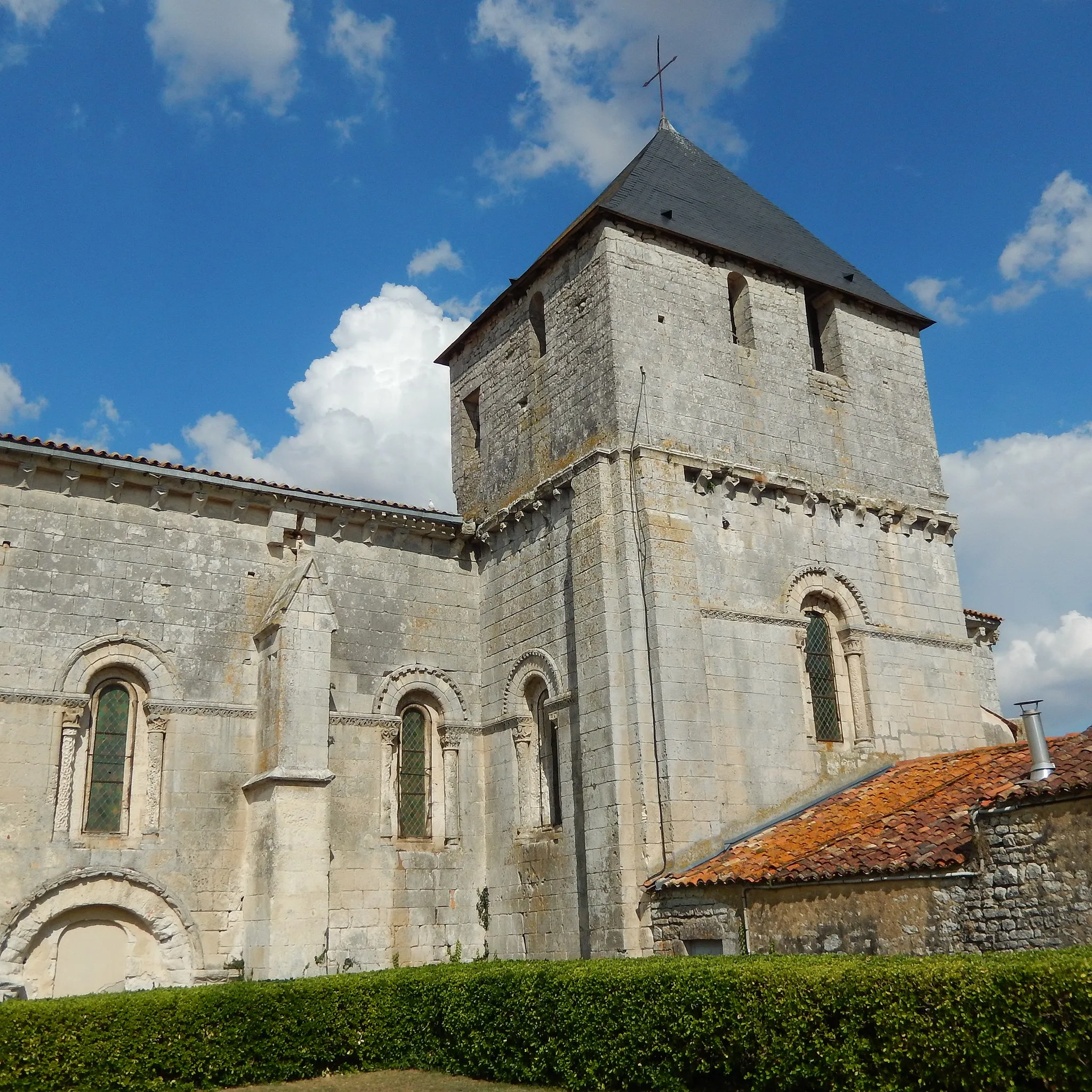 Photo showing: Le clocher de l'église Saint-Vincent de Fontenet.