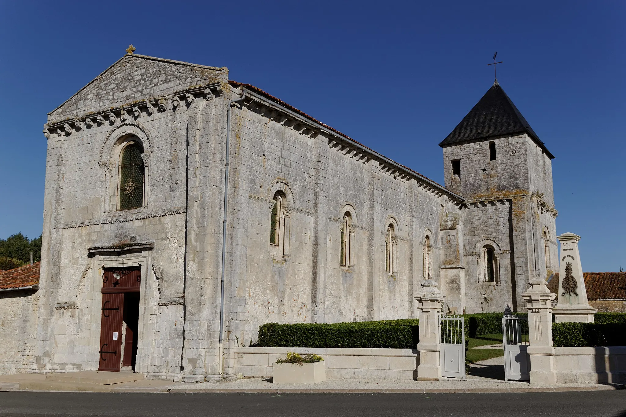 Photo showing: This building is indexed in the base Mérimée, a database of architectural heritage maintained by the French Ministry of Culture, under the reference PA00104692 .