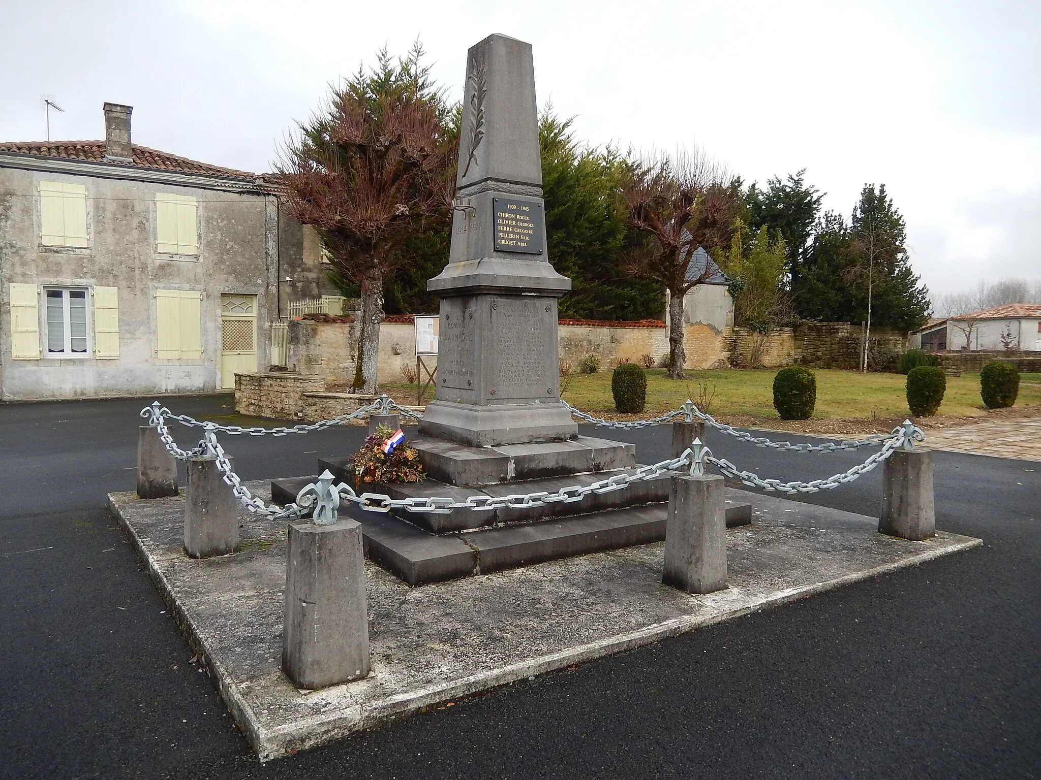 Photo showing: Le monument aux morts de la commune d'Aumagne, en Charente-Maritime.