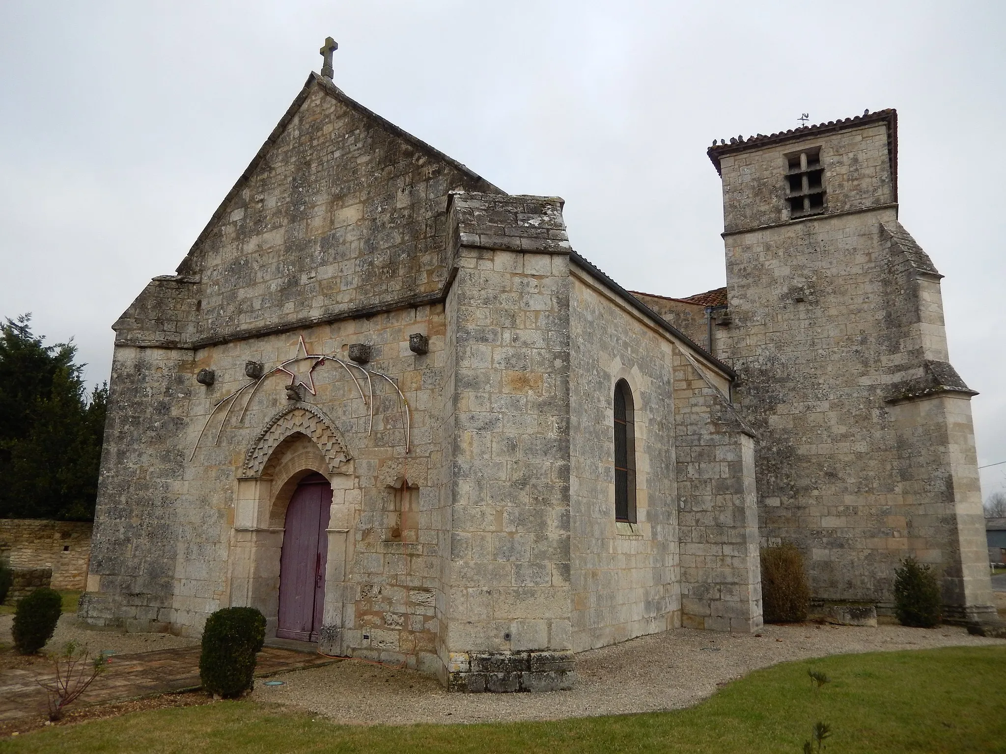 Photo showing: L'église Saint-Pierre dans la commune d'Aumagne, en Charente-Maritime.