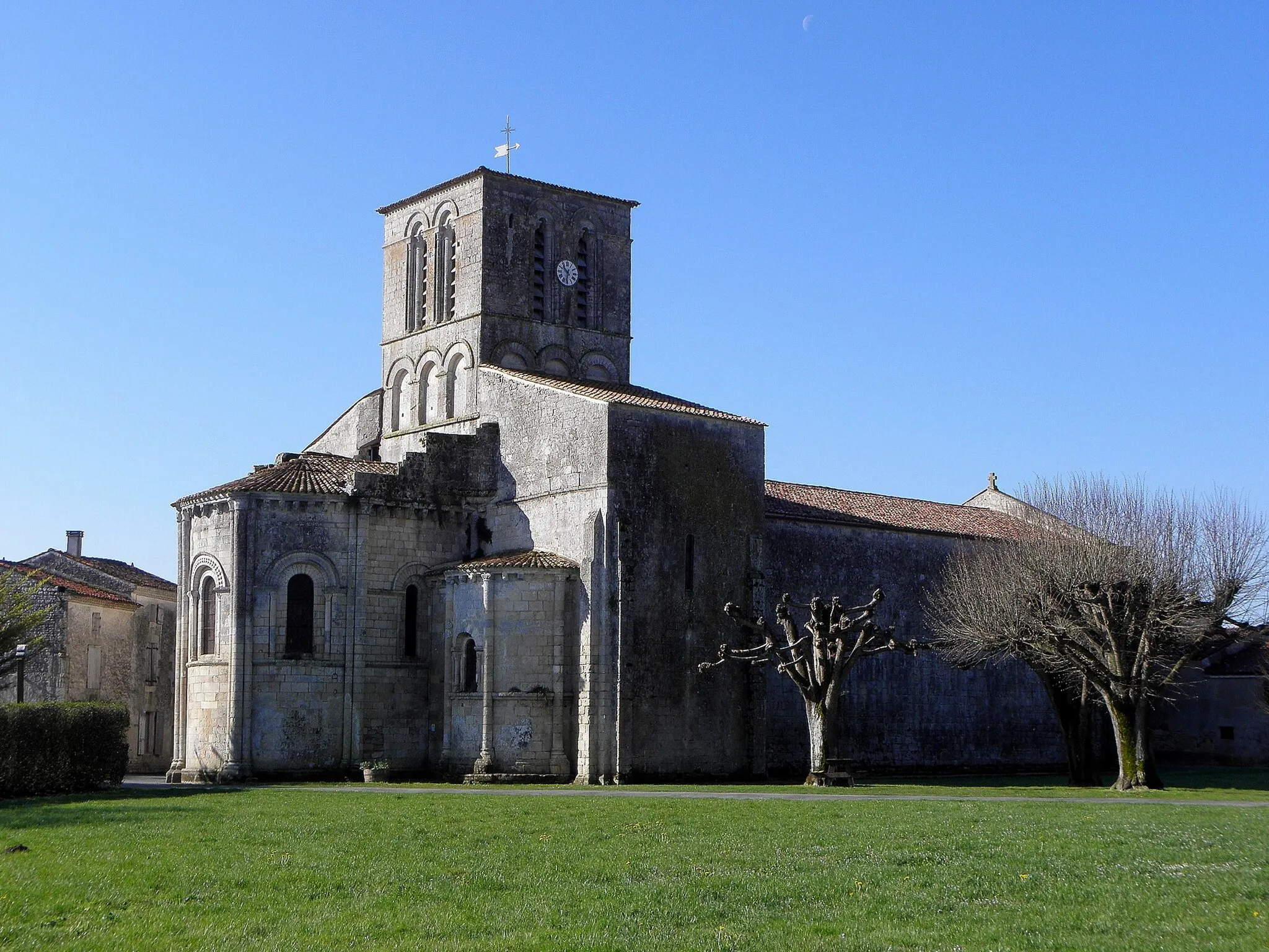 Photo showing: Église Saint-Germain de Varaize (17). Chevet et flanc nord.