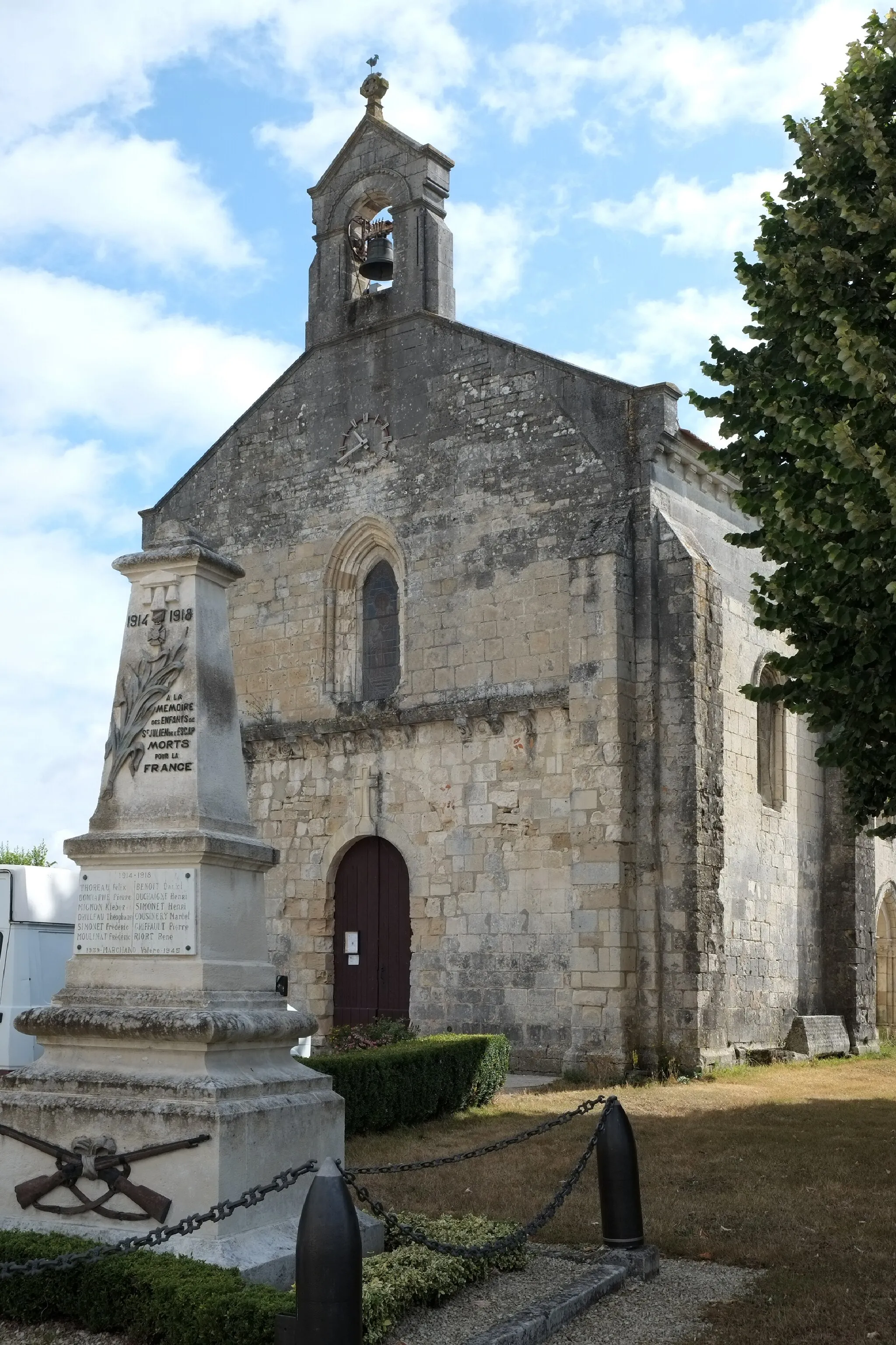 Photo showing: This building is inscrit au titre des monuments historiques de la France. It is indexed in the base Mérimée, a database of architectural heritage maintained by the French Ministry of Culture, under the reference PA00105190 .