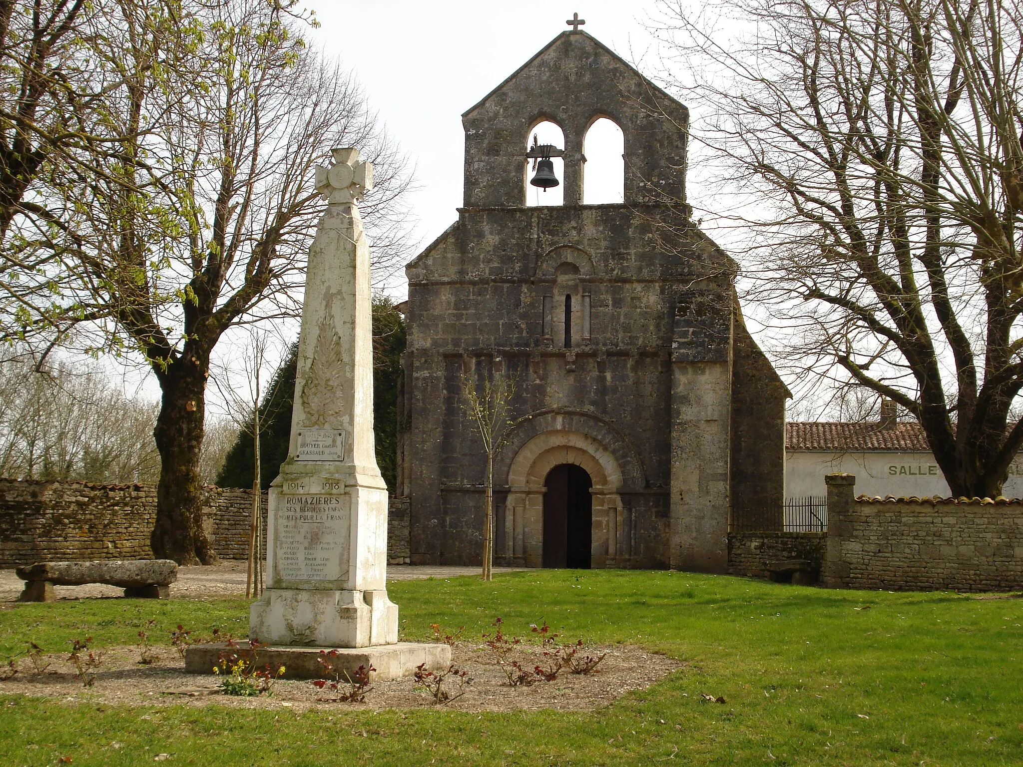 Photo showing: L'église, le monument aux morts et la salle municipale de Romazières