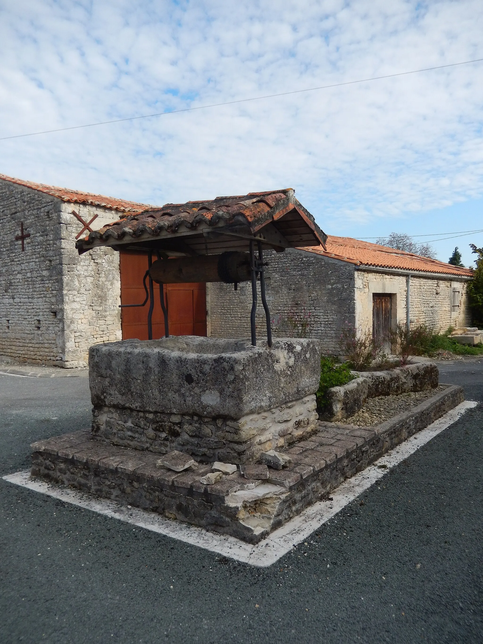 Photo showing: Saint Martin de Juillers, Charente-Maritime, France. • Un joli puits situé dans le hameau du Breuil Malmaud.