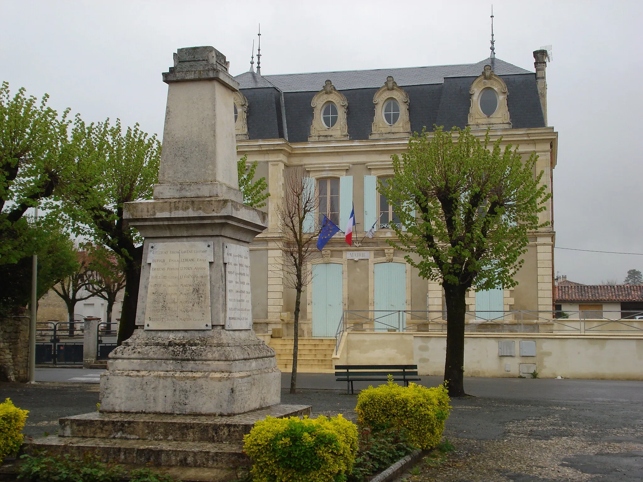 Photo showing: Mairie et Monument aux morts de Néré (Charente-Maritime)