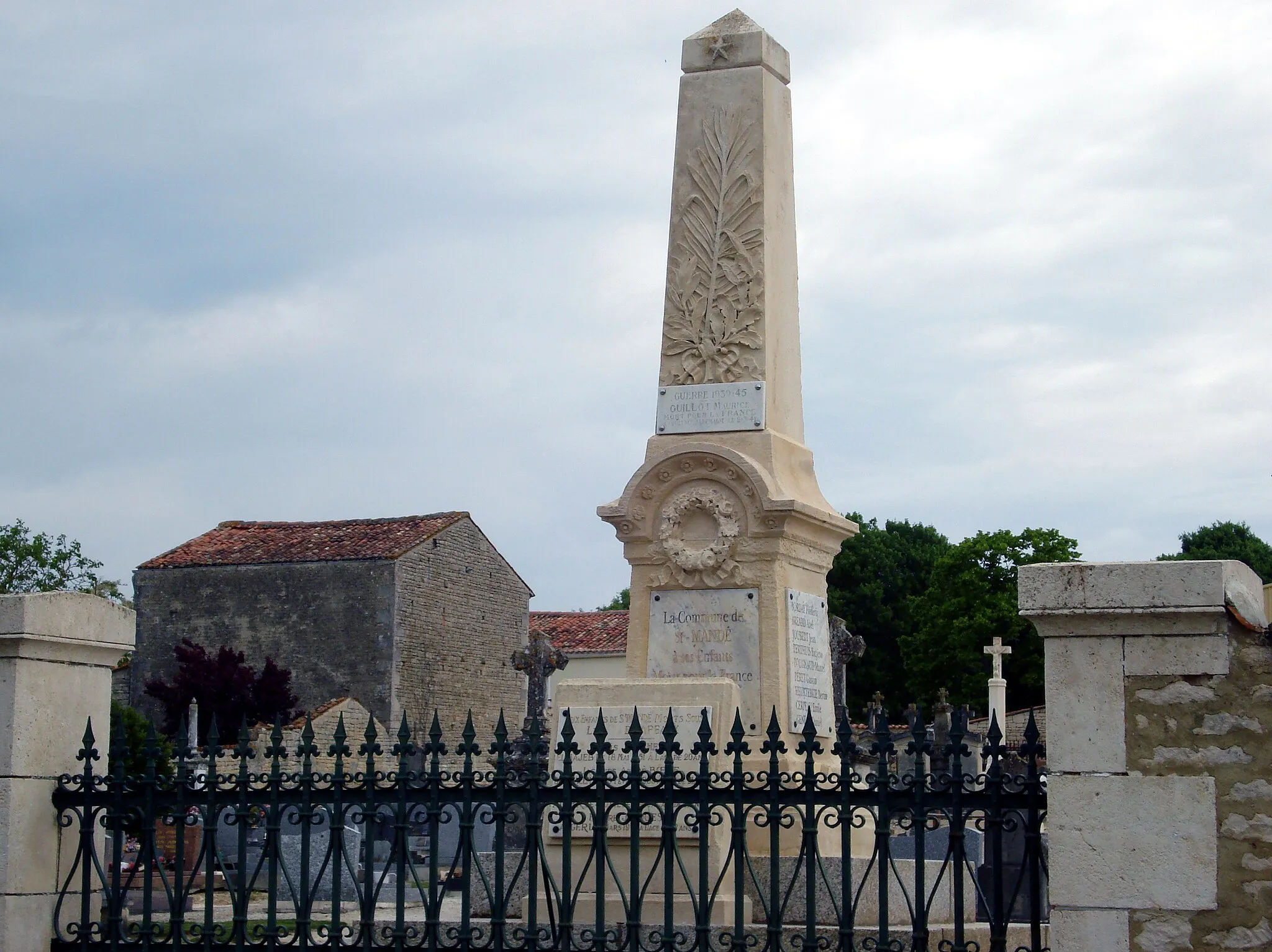Photo showing: Le monument aux morts de Saint-Mandé sur Brédoire