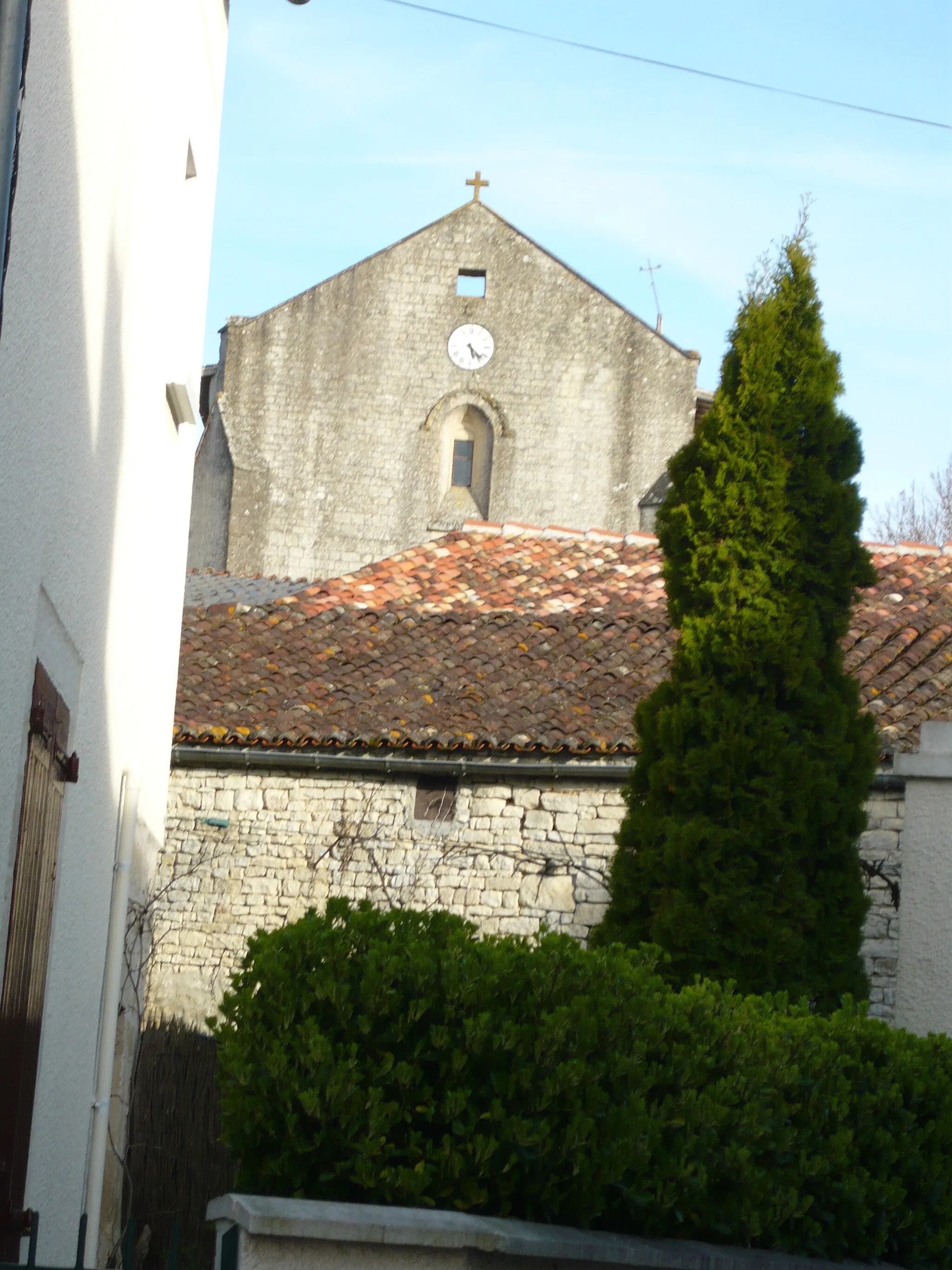 Photo showing: L'église de Dampierre-sur-Boutonne vue depuis le village bas.