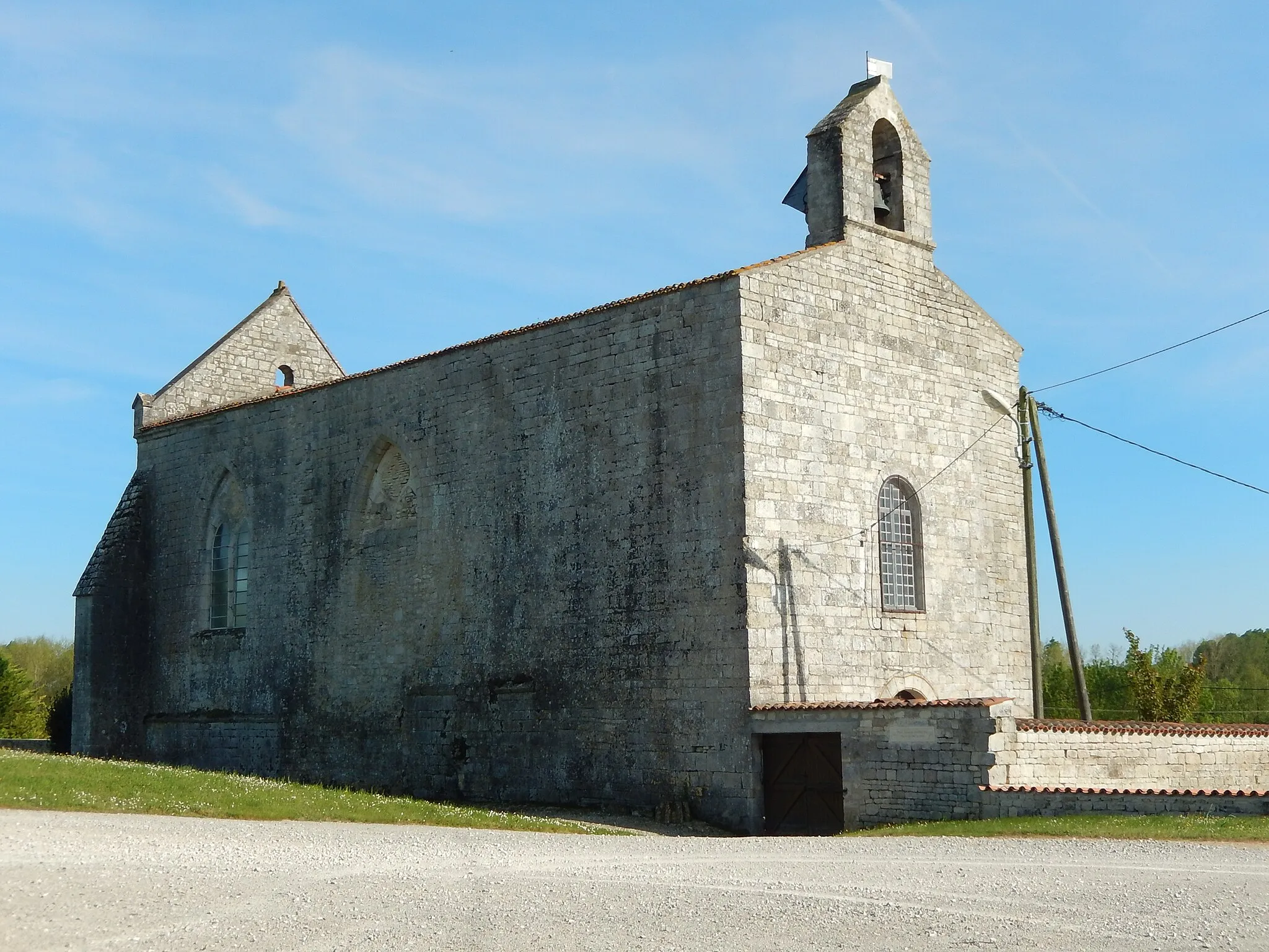 Photo showing: L'église de Saint-Séverin-sur-Boutonne (Charente-Maritime, France) par ses façades nord et ouest.