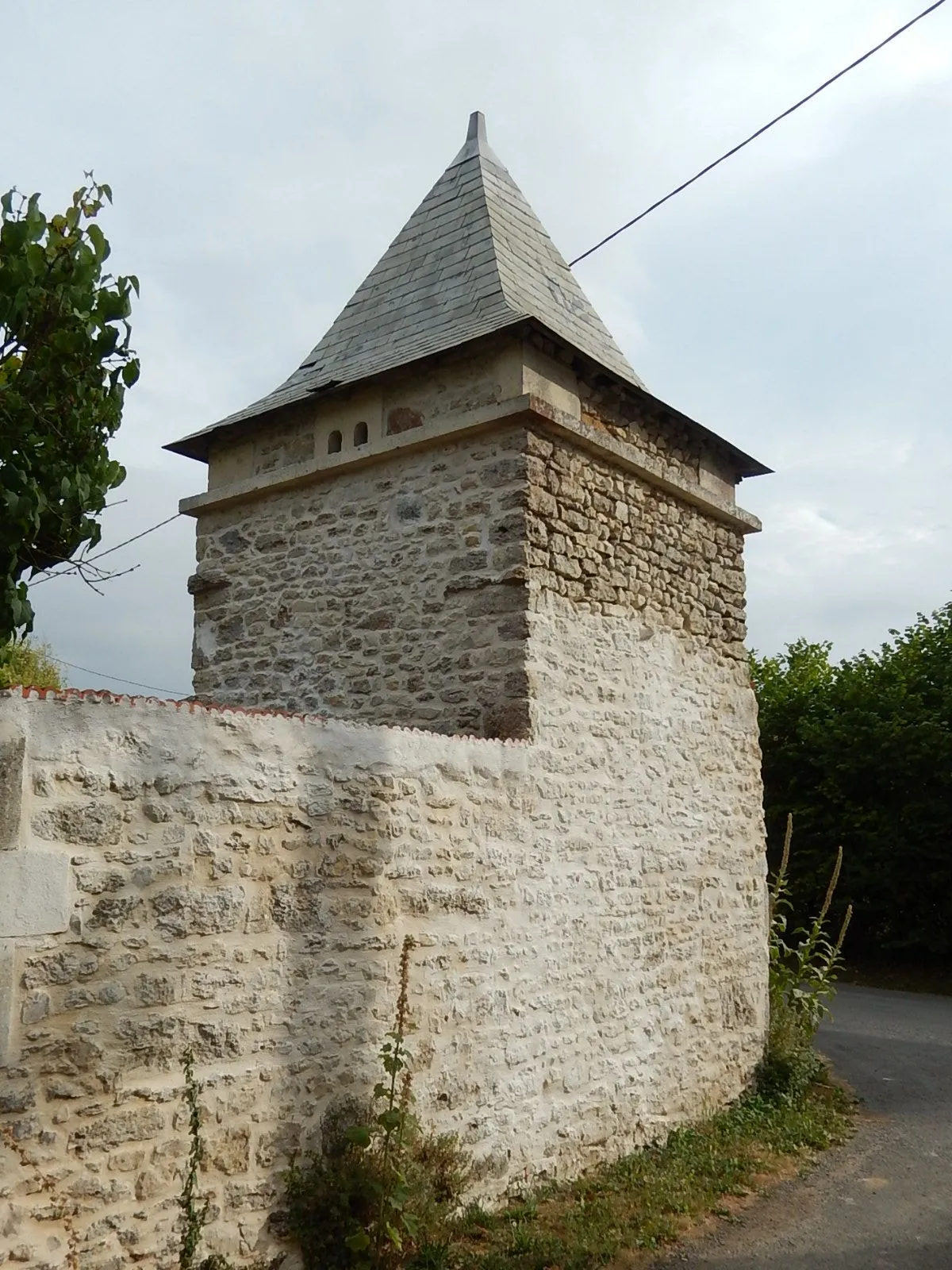 Photo showing: Le pigeonnier du village de la Vaudion, dans la commune de la Jarrie-Audouin.