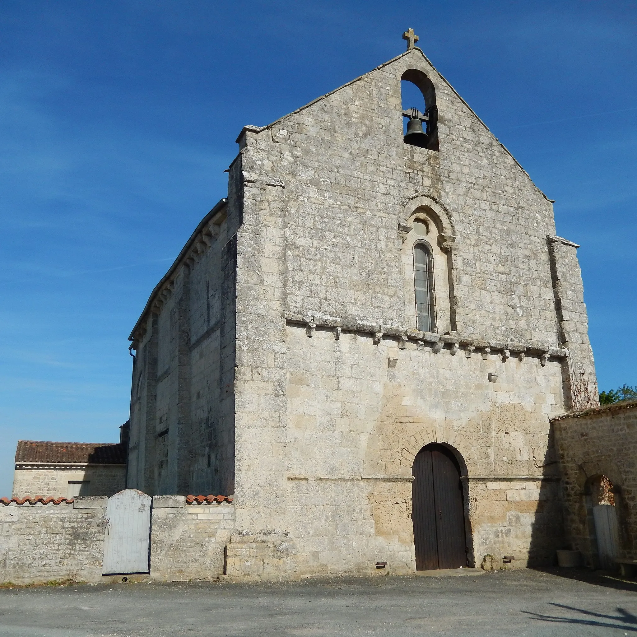 Photo showing: L'église Saint Vivien de Coivert (Charente-Maritime, France). Elle date du douzième siècle et a été partiellement reconstruite en 1898.