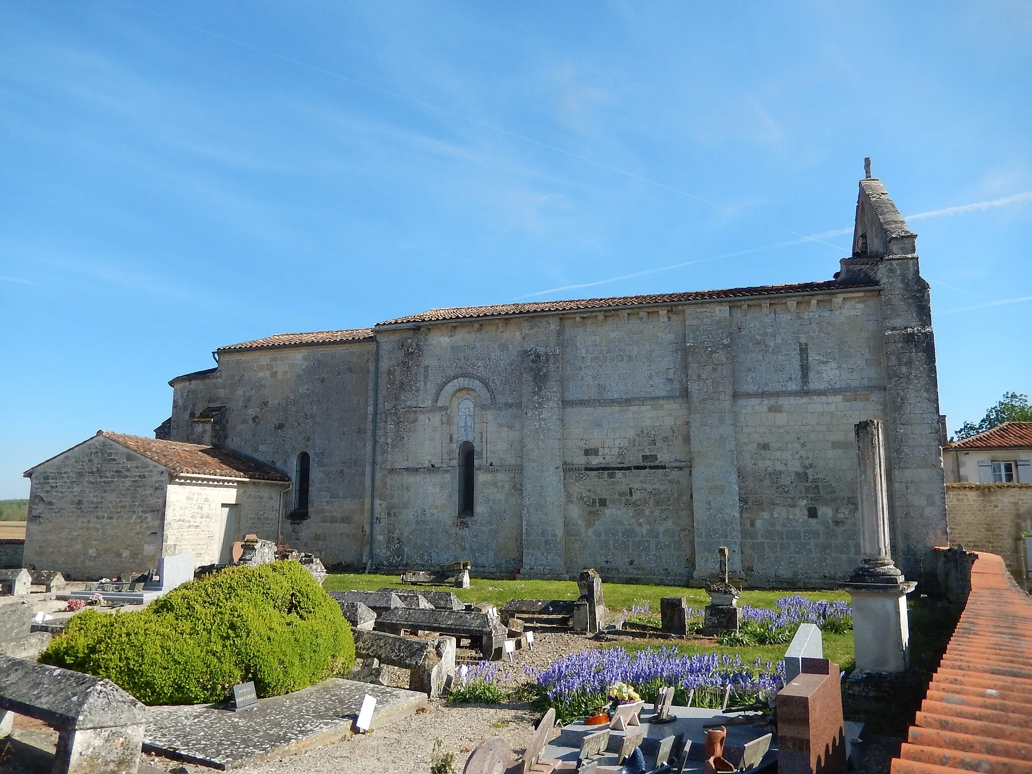 Photo showing: L'église Saint Vivien de Coivert (Charente-Maritime, France). Elle date du douzième siècle et a été partiellement reconstruite en 1898.