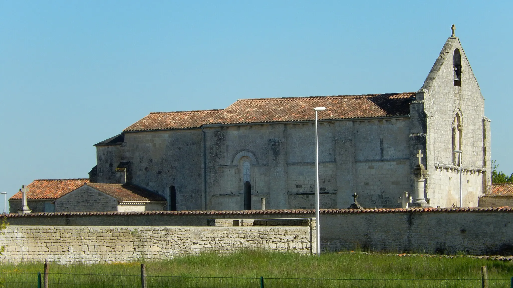 Photo showing: L'église Saint Vivien de Coivert (Charente-Maritime, France). Elle date du douzième siècle et a été partiellement reconstruite en 1898. La photo a été prise d'un peu plus loin, du lavoir pour être précis.