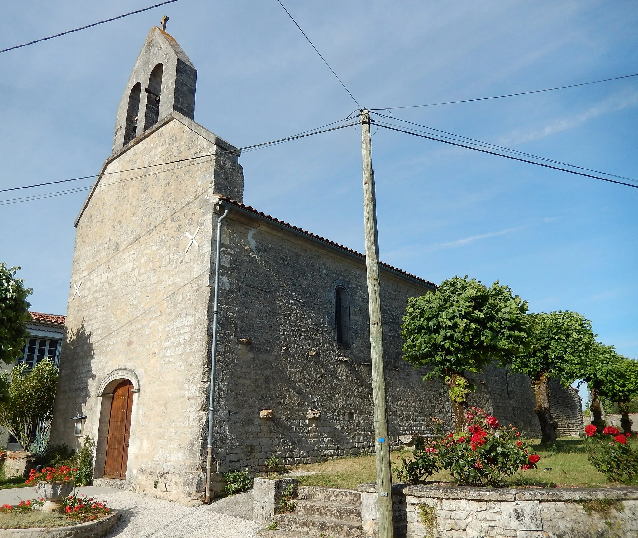 Photo showing: L'église Saint-Martin de Vergné. (Cette image est un recoupage de deux photos.)