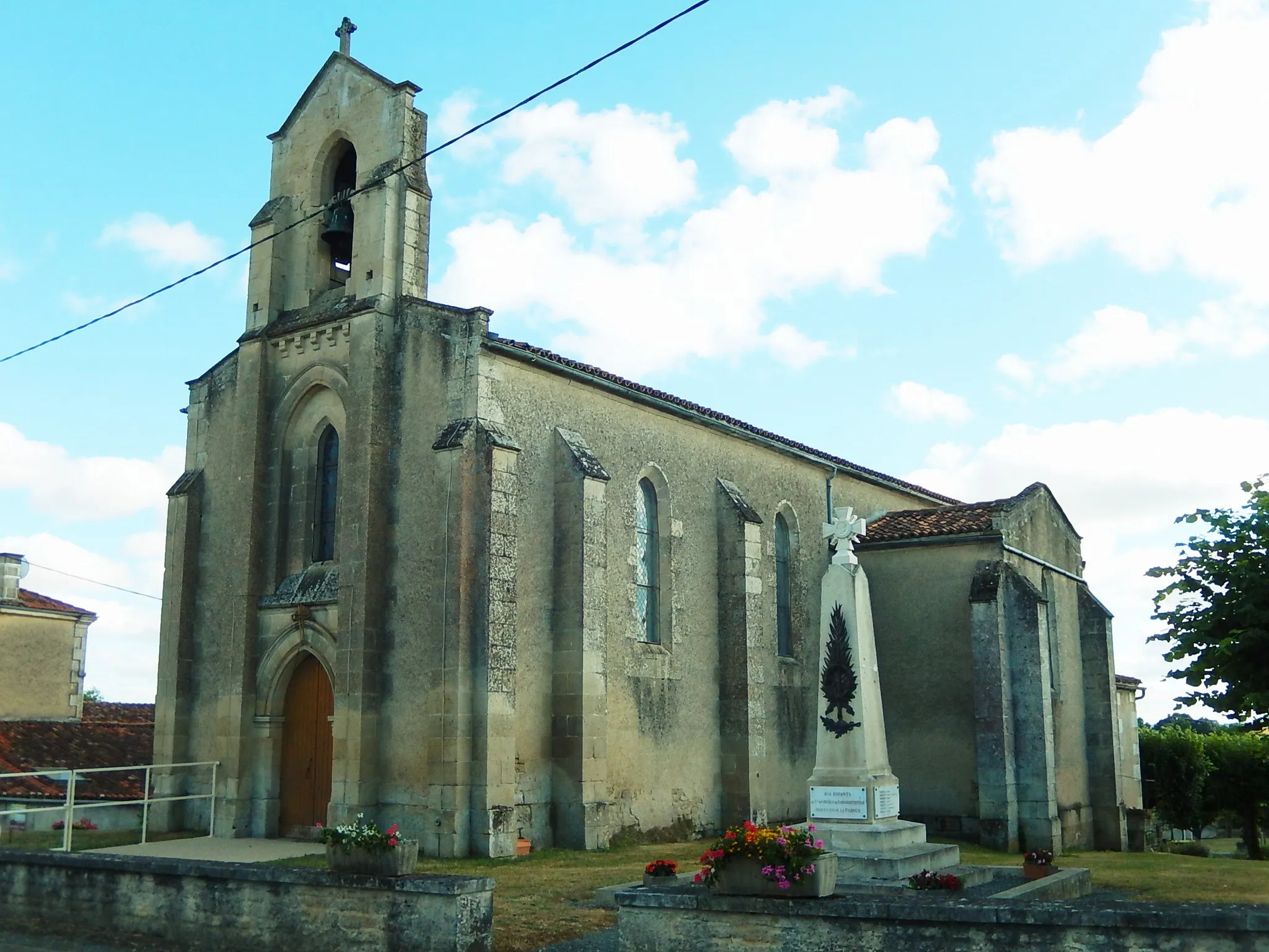 Photo showing: L'église Saint Georges, et le monument aux morts, à Saint-Georges-de-Longuepierre.