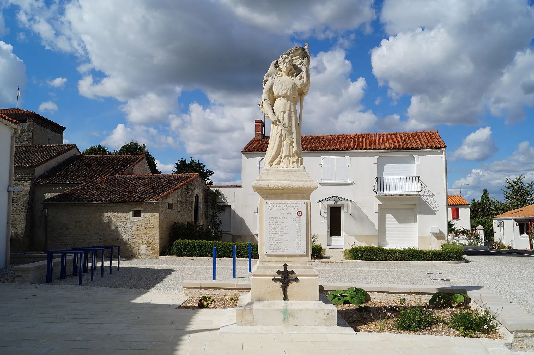 Photo showing: Le monument aux morts de Sainte-Radégonde-des-Noyers depuis la place de la Mairie.