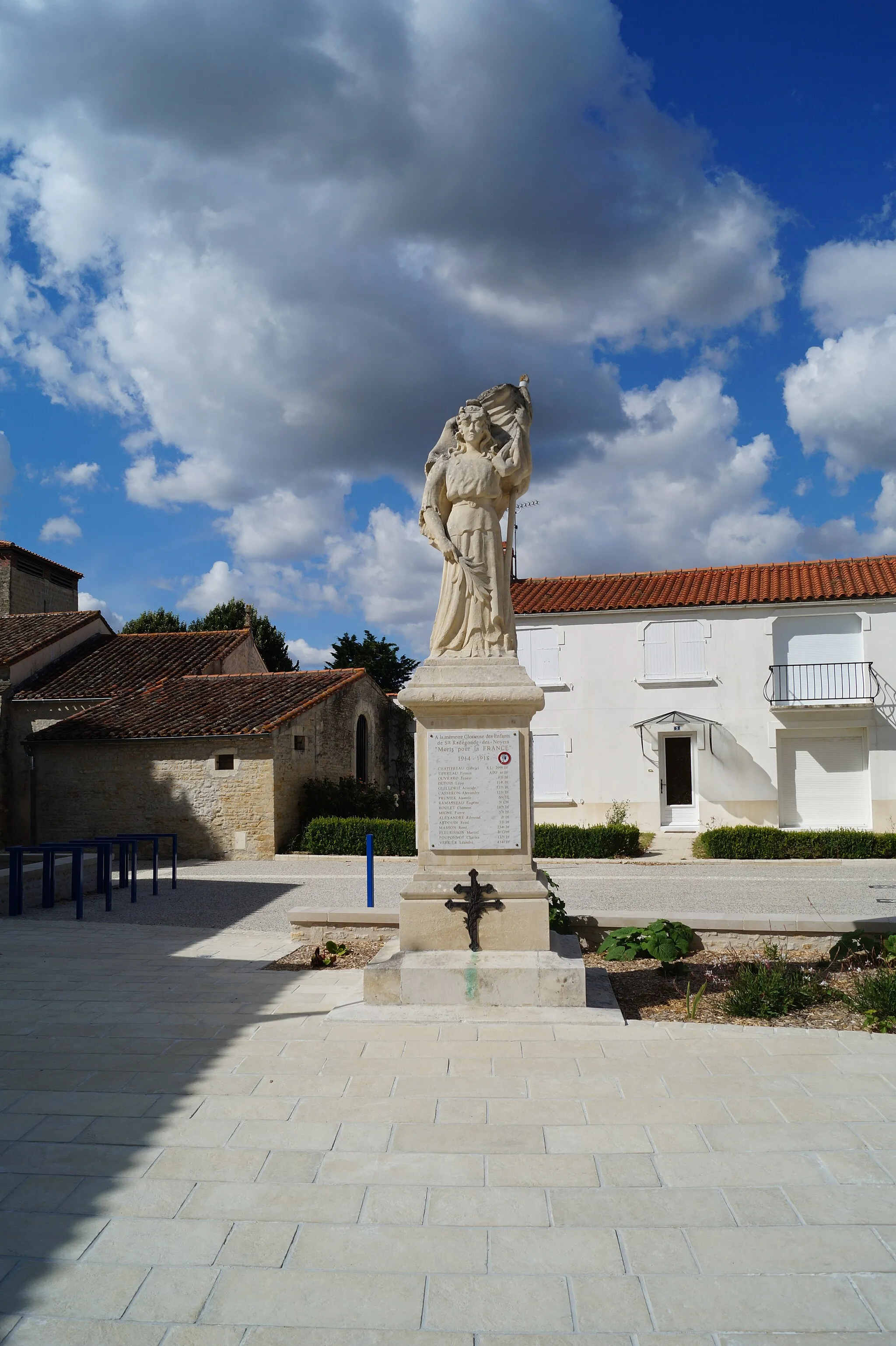 Photo showing: Le monument aux morts de Sainte-Radégonde-des-Noyers depuis la place de la Mairie.