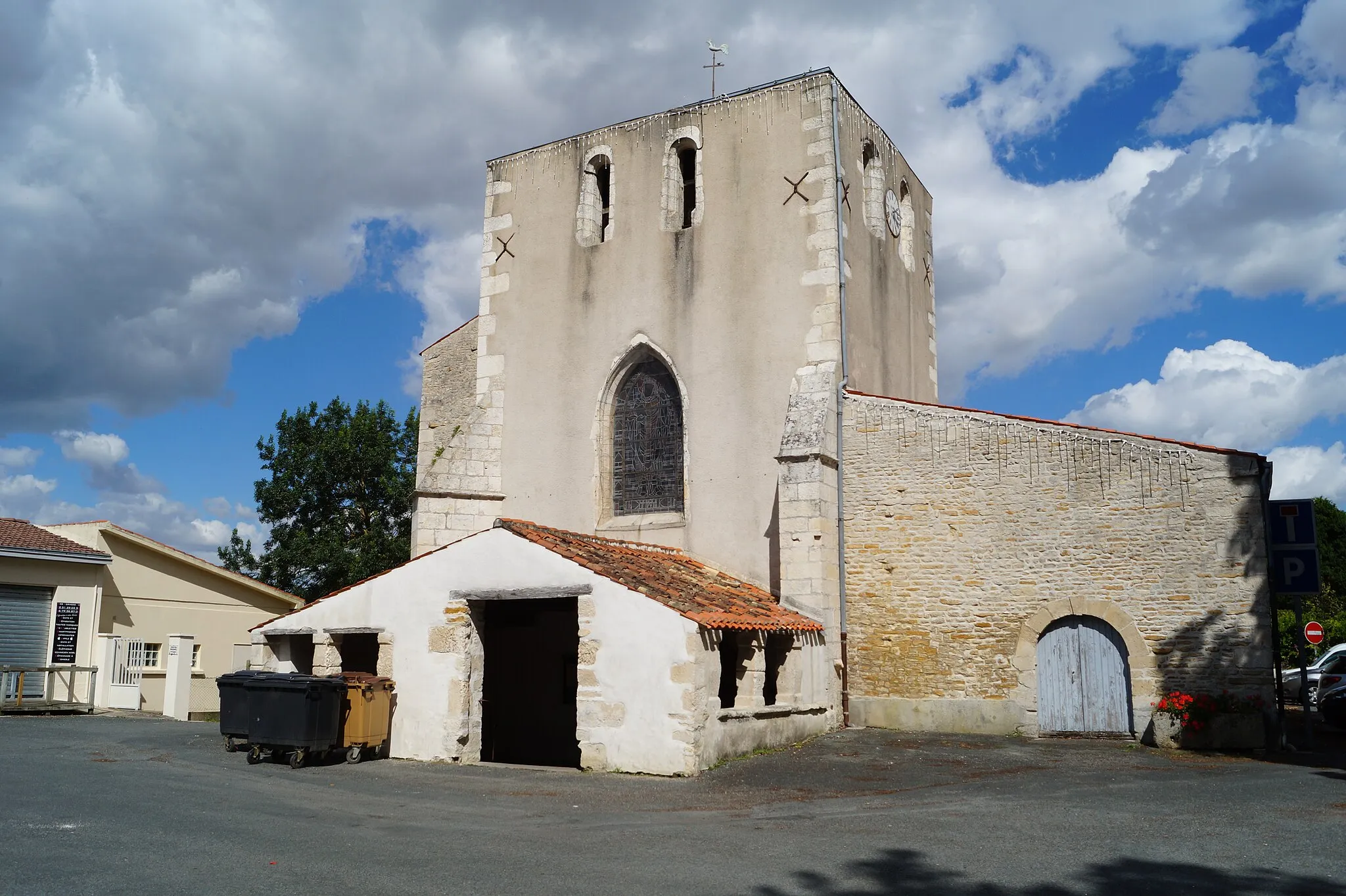 Photo showing: L’église Saint-Hilaire de Champagné-les-Marais depuis la place Georges-Clemenceau.