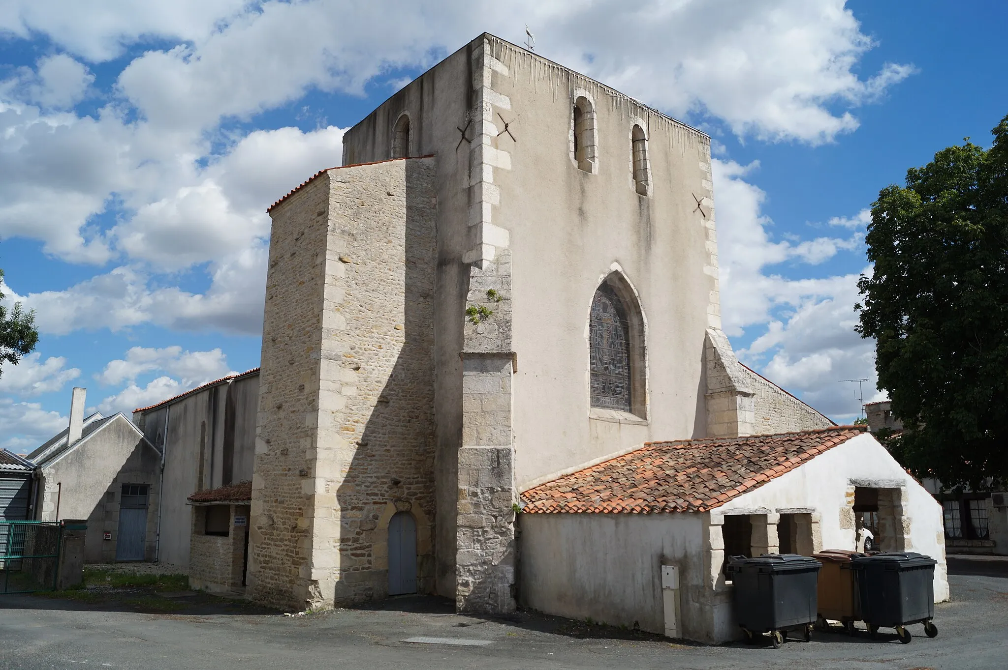 Photo showing: L’église Saint-Hilaire de Champagné-les-Marais depuis la place Georges-Clemenceau.