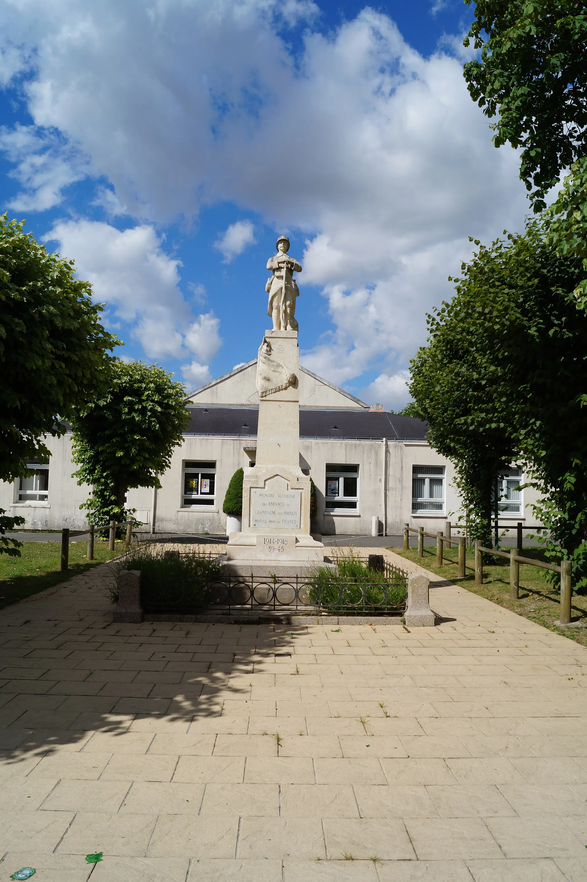 Photo showing: Le monument aux morts de Champagné-les-Marais depuis la place Georges-Clemenceau.