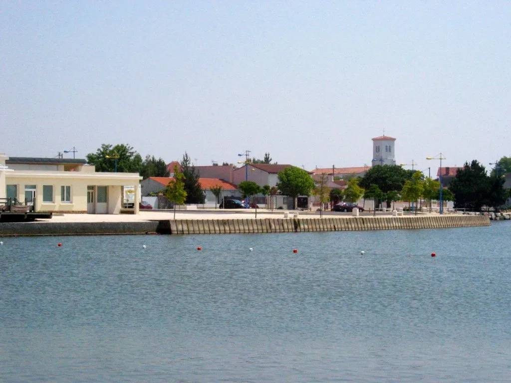 Photo showing: Vue de l'Aiguillon-sur-Mer depuis le bassin. 2006.