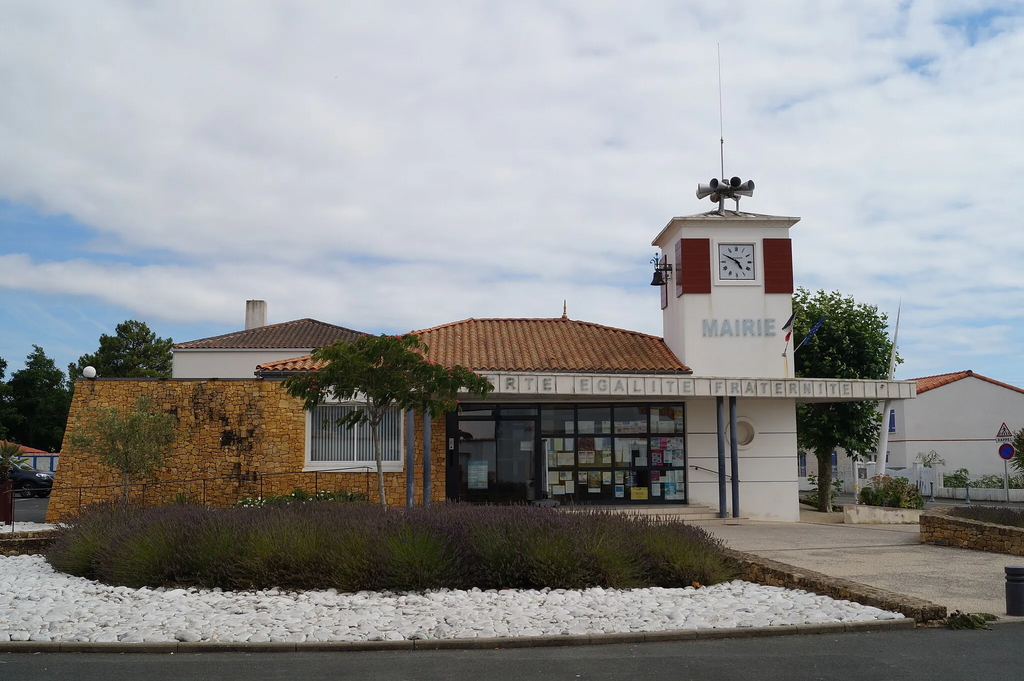 Photo showing: La mairie de La Faute-sur-Mer depuis l’avenue de l’Océan.