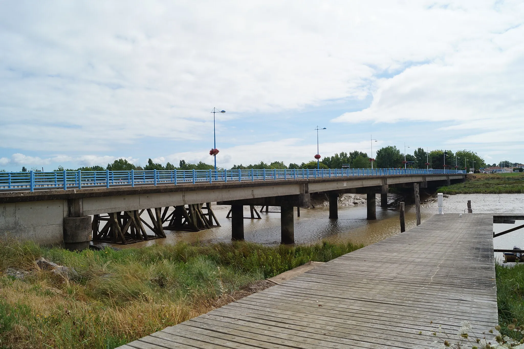 Photo showing: Le pont franchissant l’embouchure du Lay.