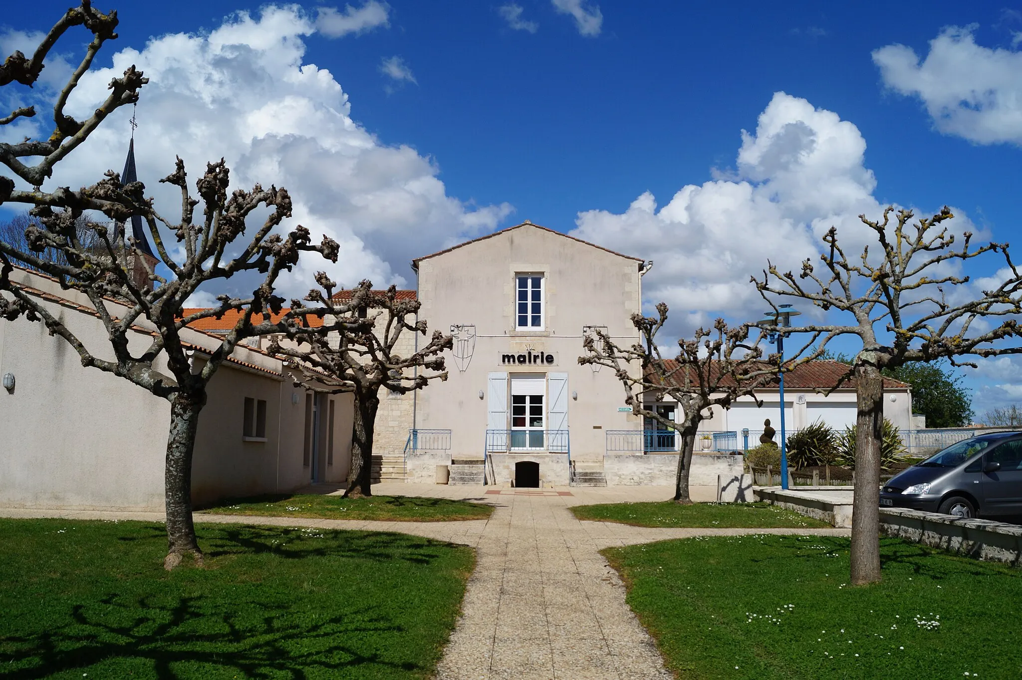 Photo showing: La mairie de Chasnais depuis la rue de-Lattre-de-Tassigny.