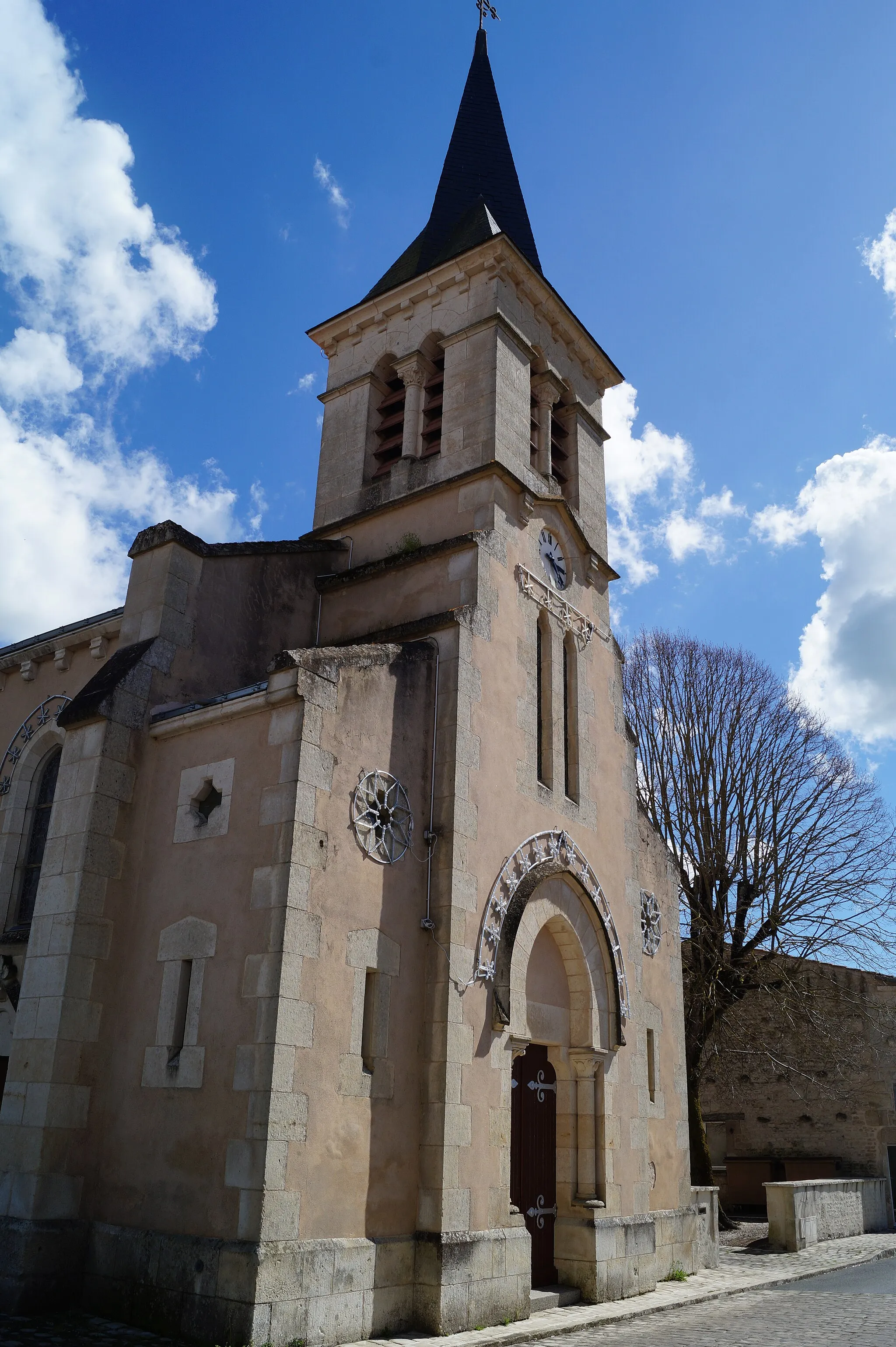 Photo showing: L’église Saint-Pierre de Chasnais depuis la rue de l’Église.