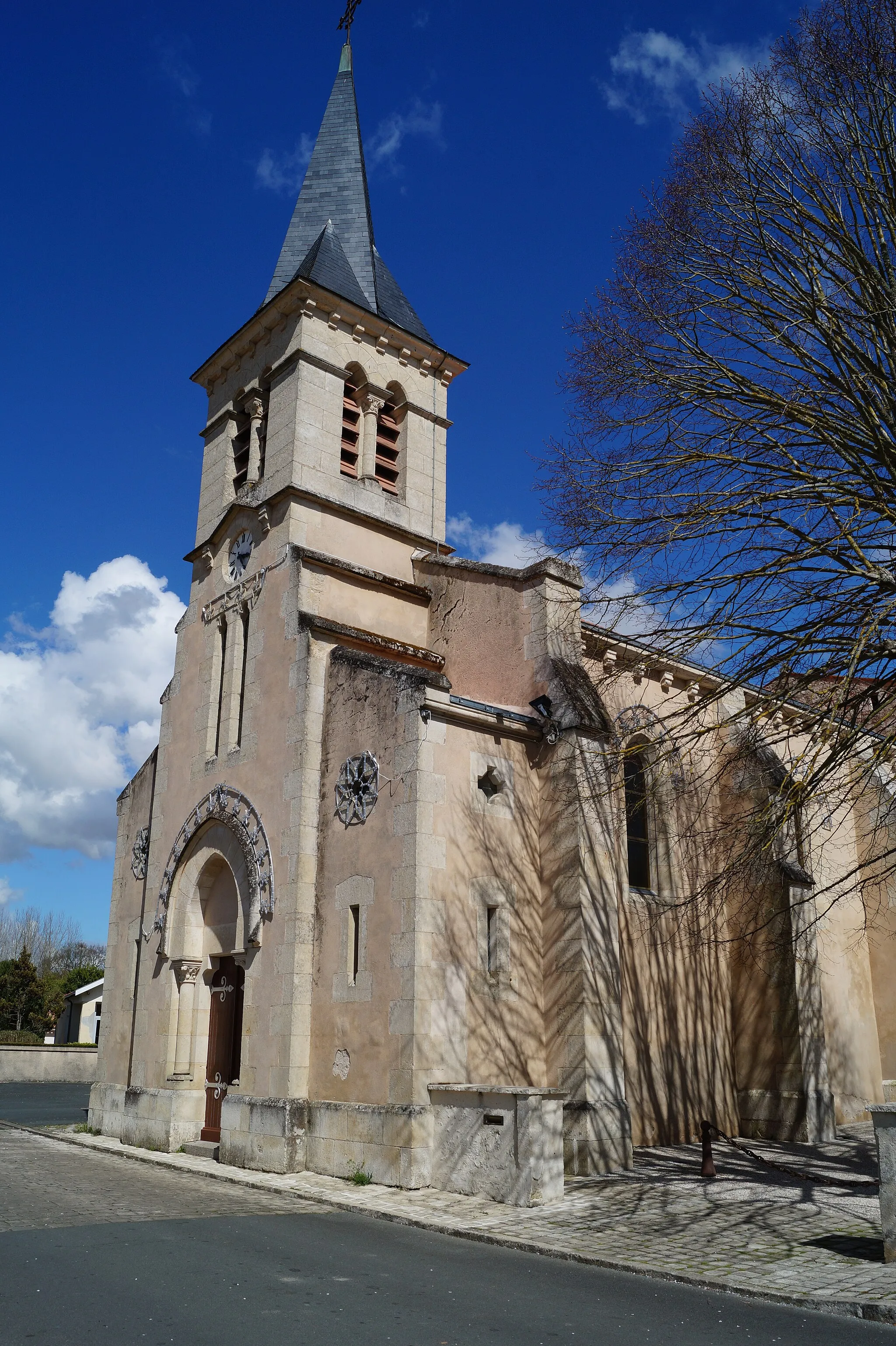 Photo showing: L’église Saint-Pierre de Chasnais depuis la rue de l’Église.