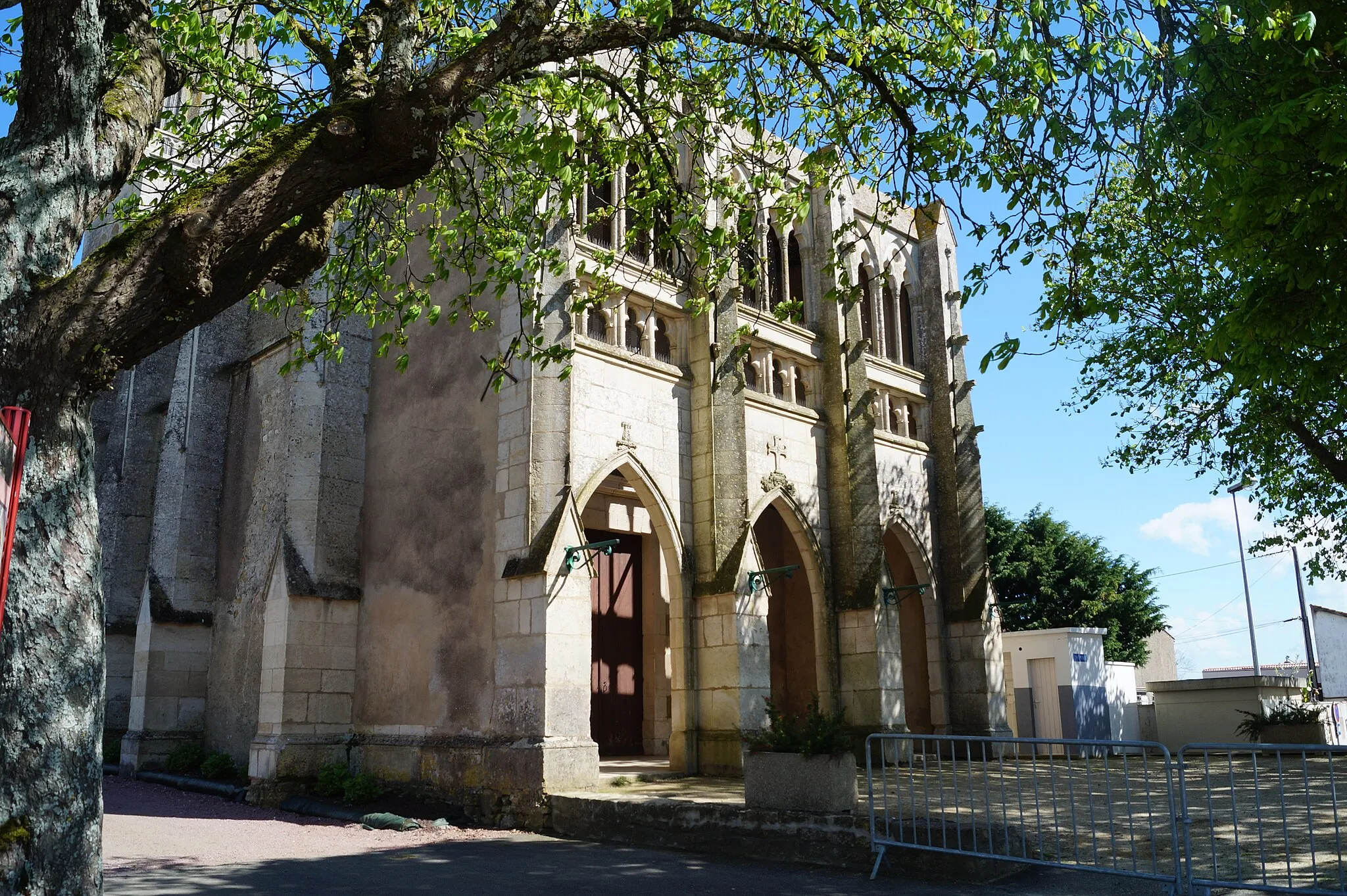 Photo showing: Le portail de l’église Saint-Éphrem de Corpe depuis la rue de Mainclaye.