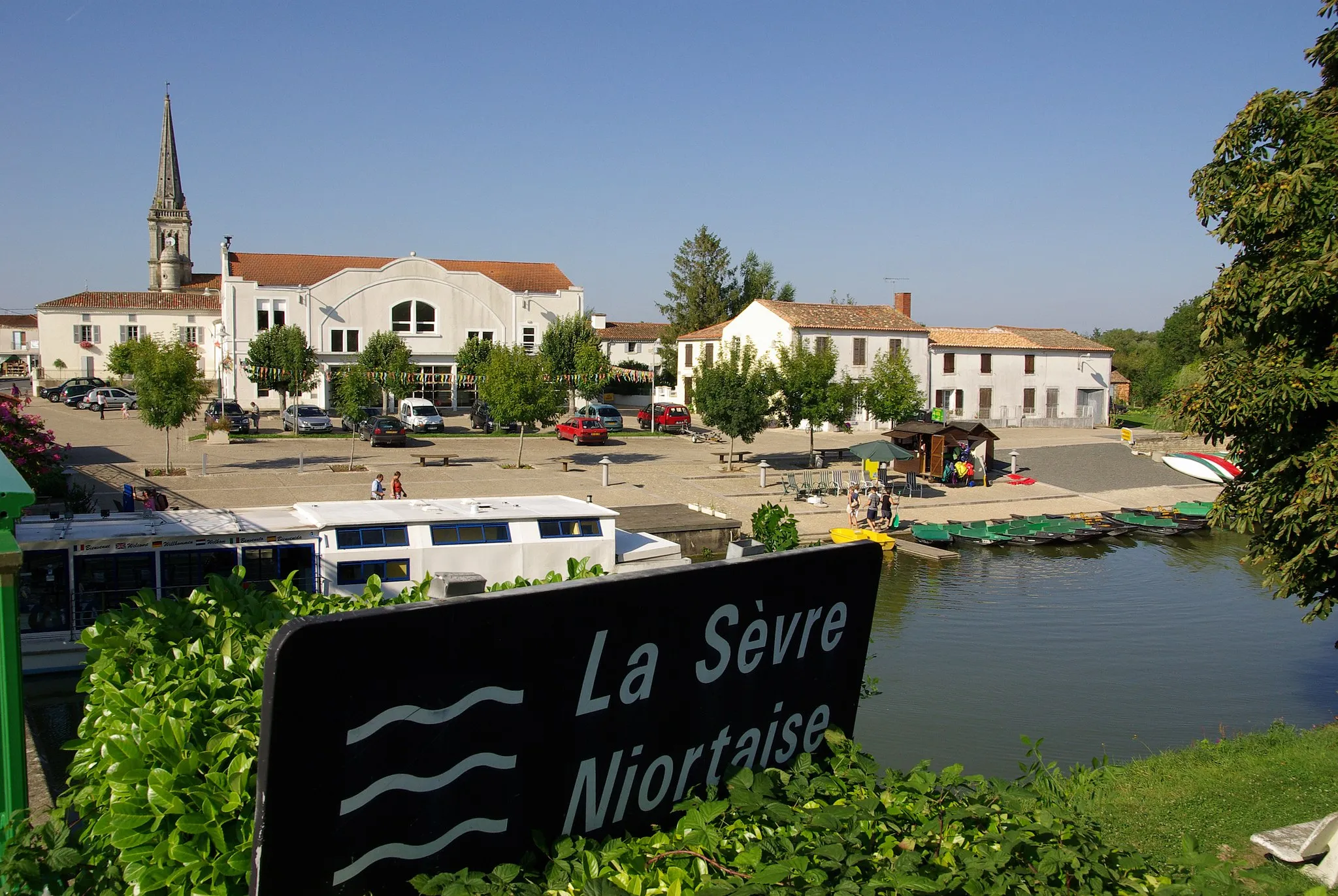 Photo showing: The river port of Damvix, in the Marais Poitevin, Vendée, France.
