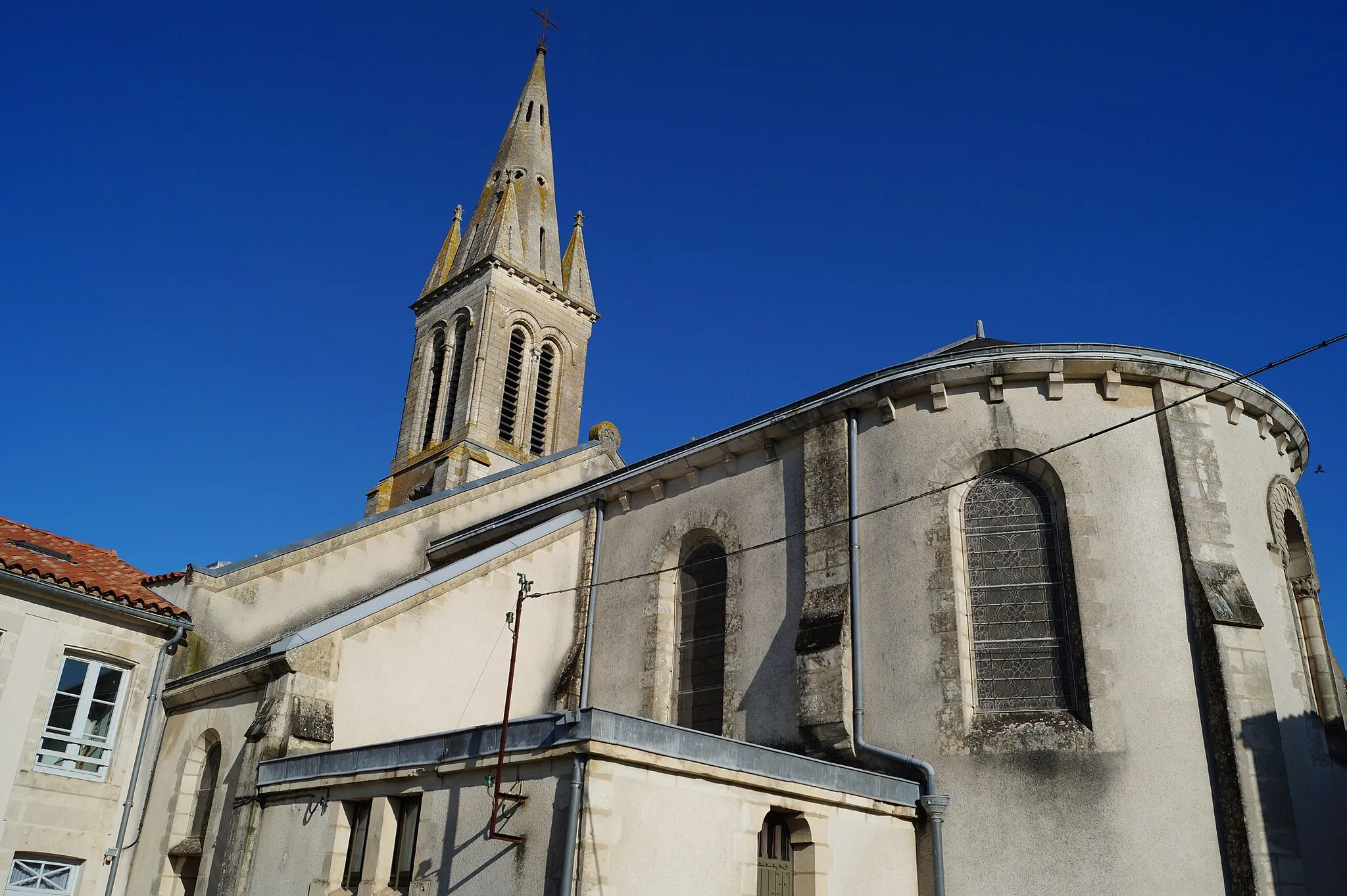Photo showing: L’église Saint-Hilaire de Saint-Hilaire-de-Voust à proximité du monument religieux.
