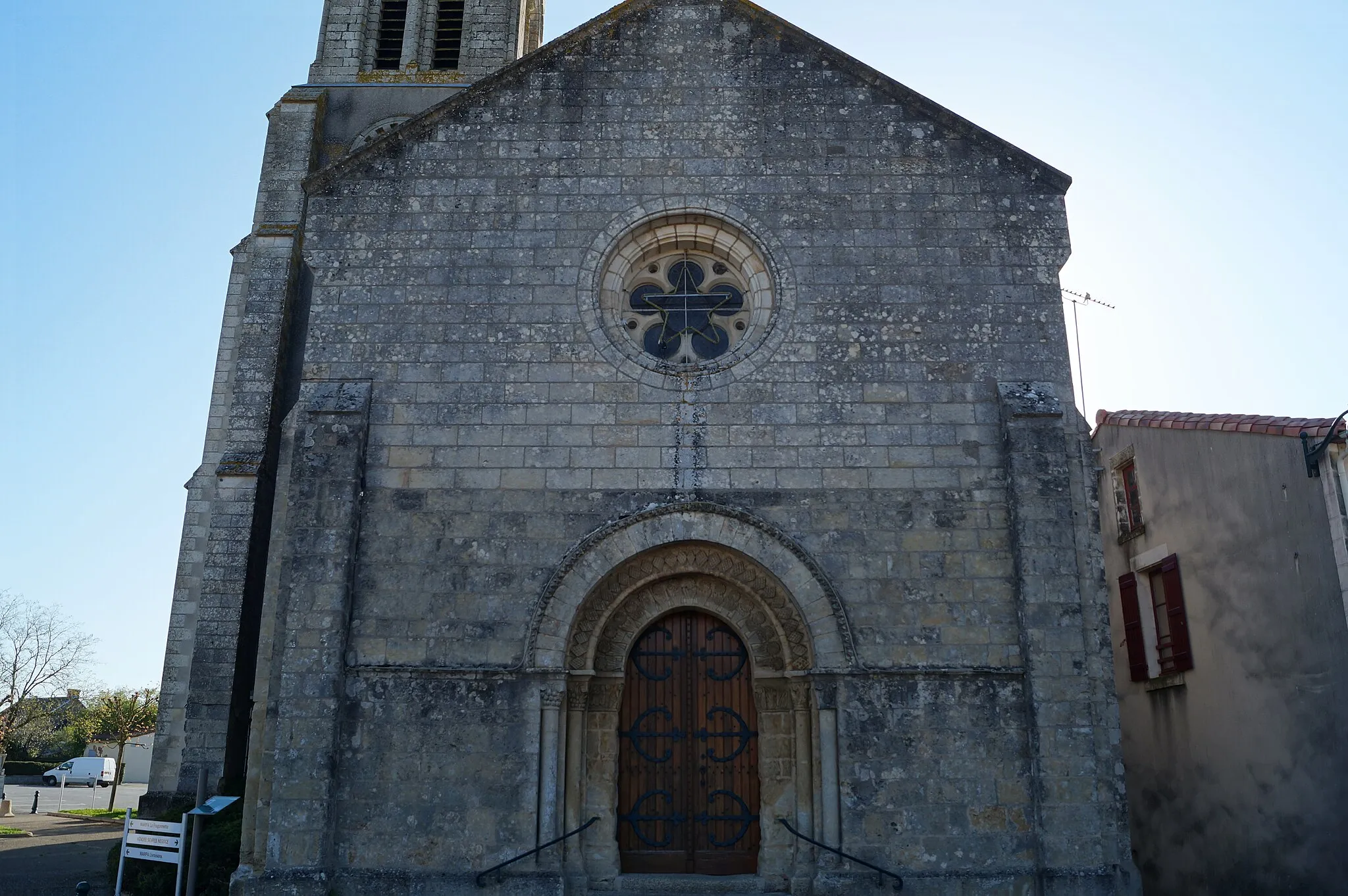 Photo showing: Le portail de l’église Saint-Hilaire de Saint-Hilaire-de-Voust depuis la rue de la Vendée.